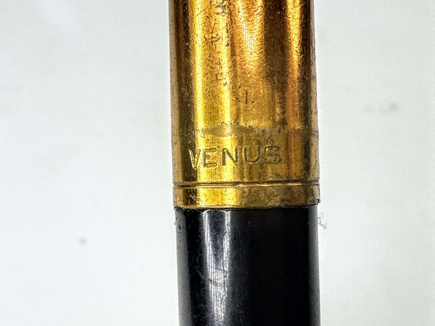 Mid Century Venus Black and Gold Hooded Medium Point Fountain Pen SS410