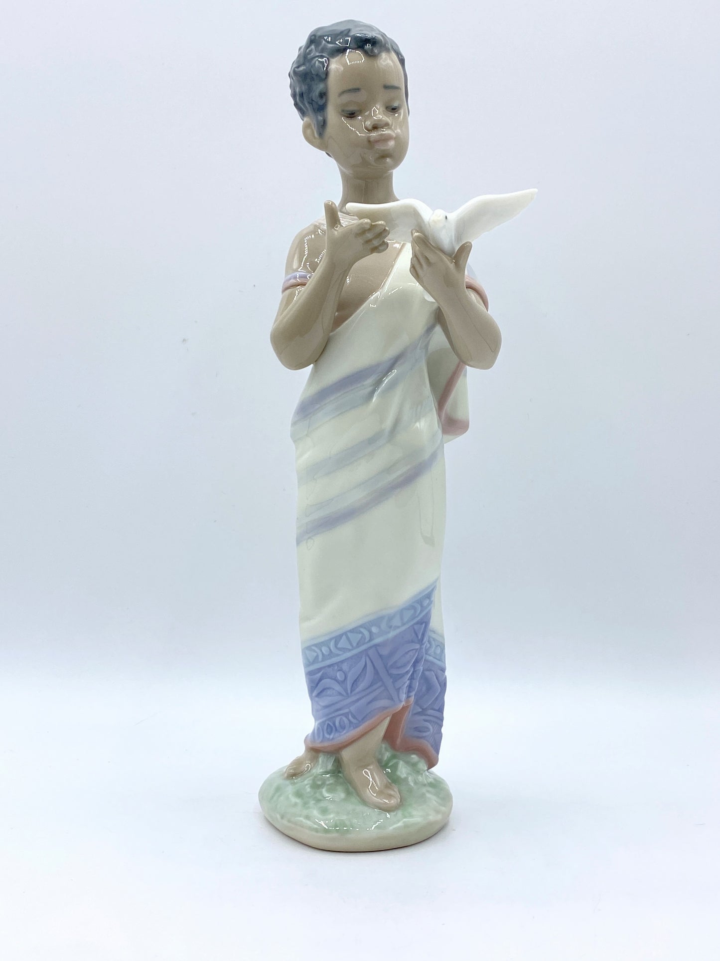 RARE Lladro African Boy holding a paigon 1995-99 porcelain figurine A264