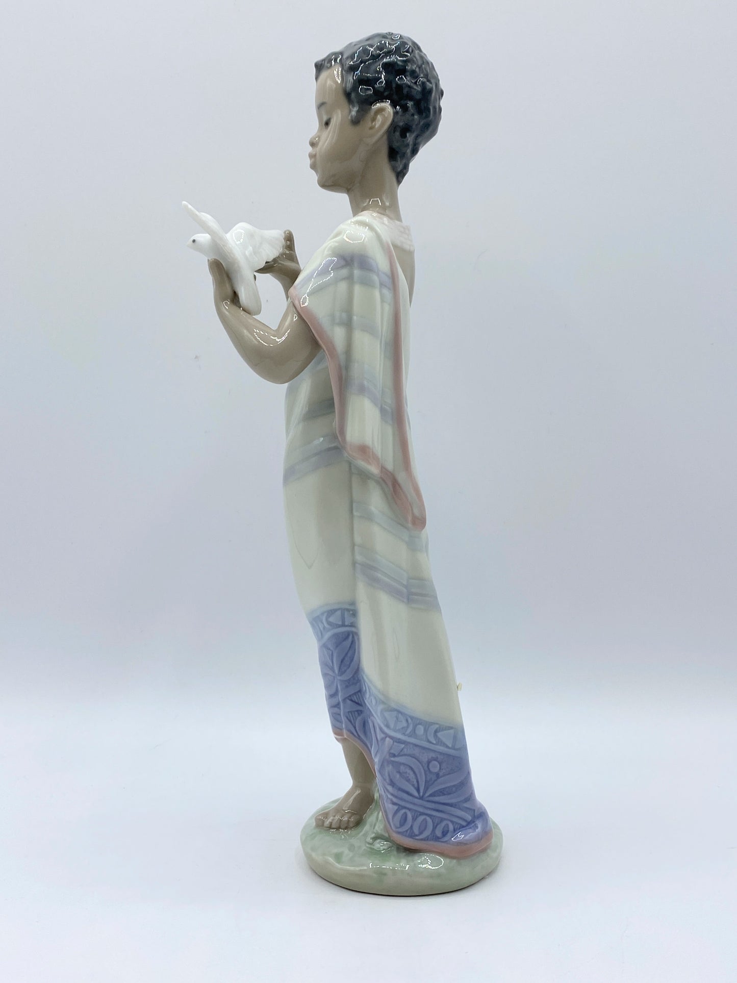 RARE Lladro African Boy holding a paigon 1995-99 porcelain figurine A264