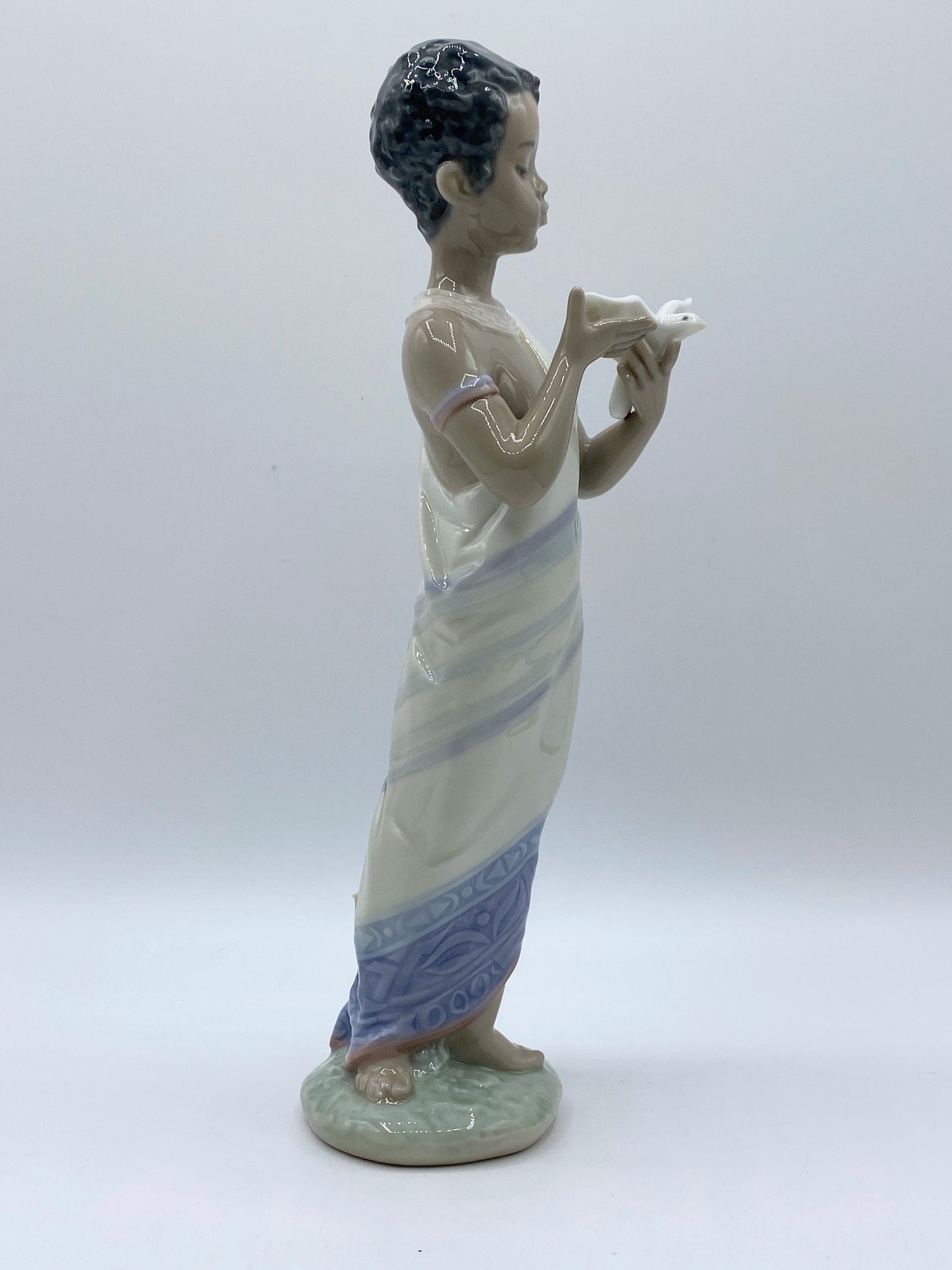 RARE Lladro African Boy holding a paigon 1995-99 porcelain figurine A264