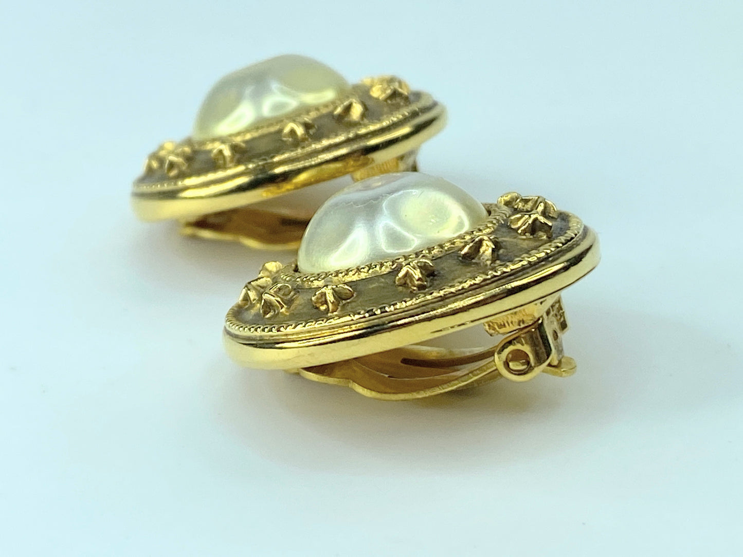 Chanel Gold satin faux Pearl clip on Earrings Golden GS408