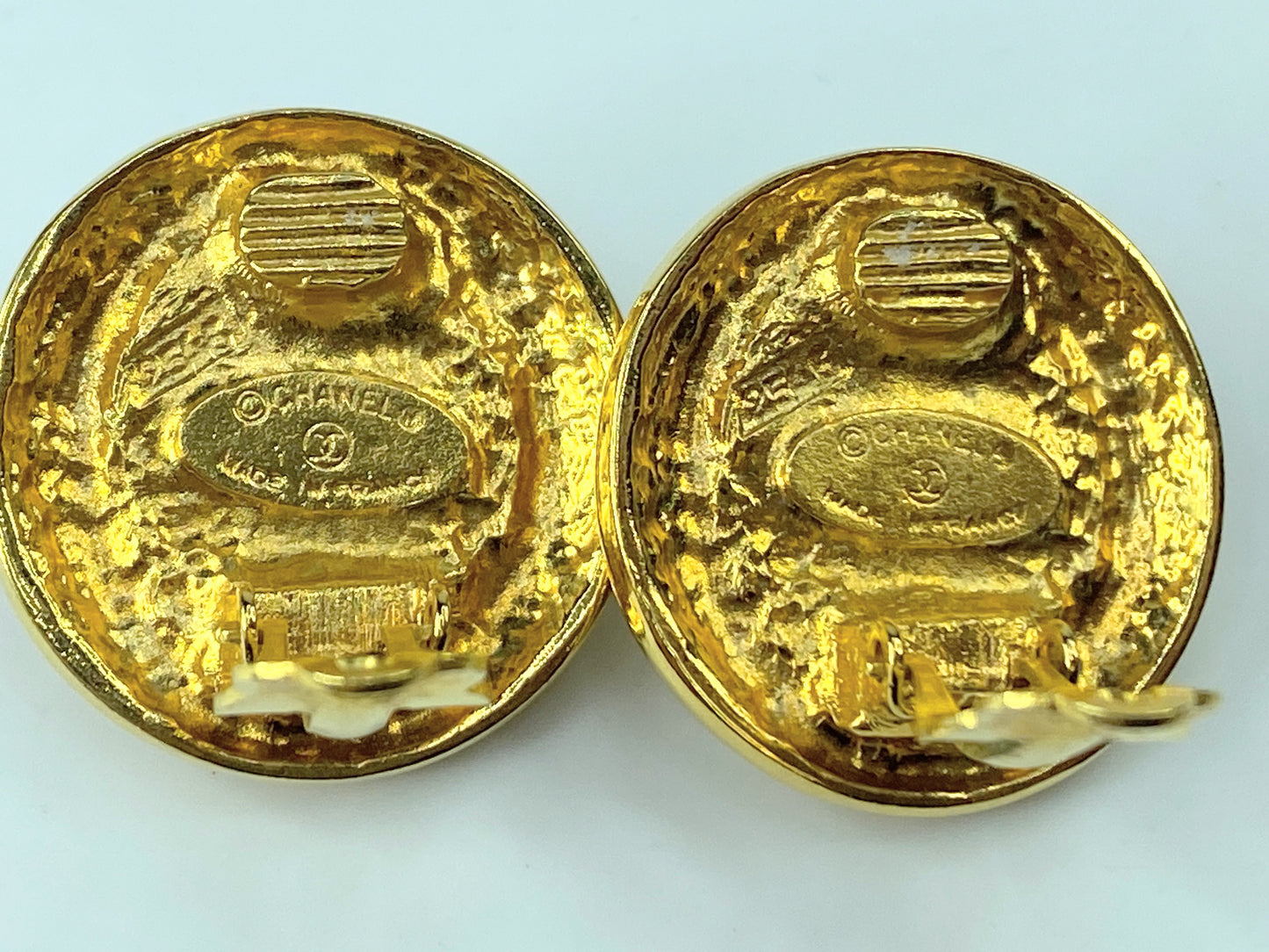 Chanel Gold satin faux Pearl clip on Earrings Golden GS408