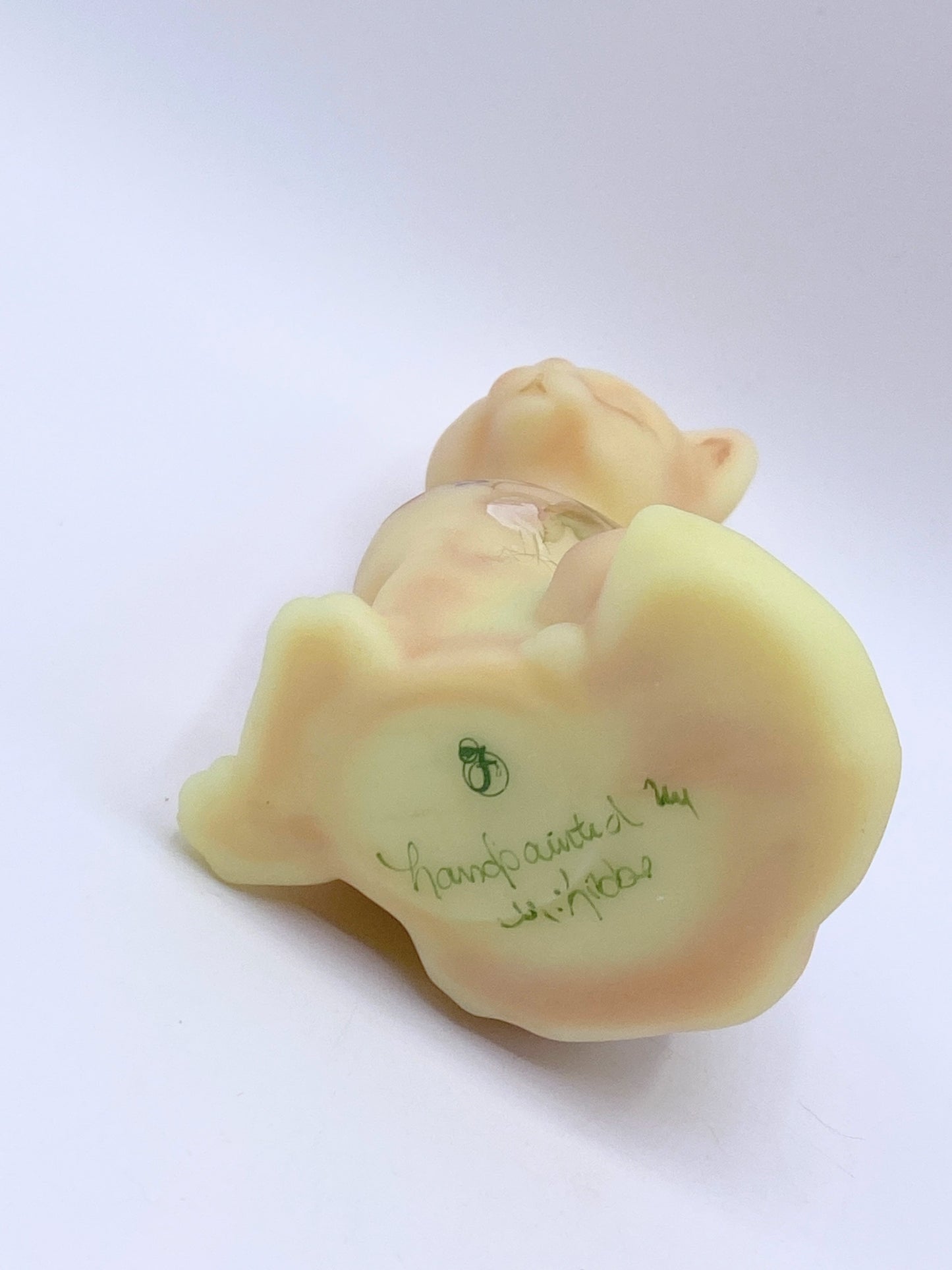 Fenton by M Kibbe Burmese glows Rose body sitting cat eye closed A275