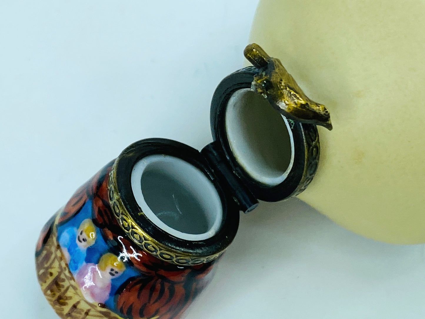 Limoges Chanille numbered Hot Air Balloon Peint Main trinket box A456