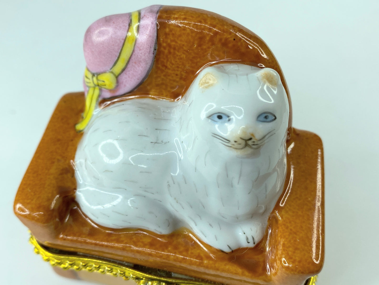 Limoges white Cat on French Sofa Trinket box 2 3/4" x 2.0" x 2 3/4" A285