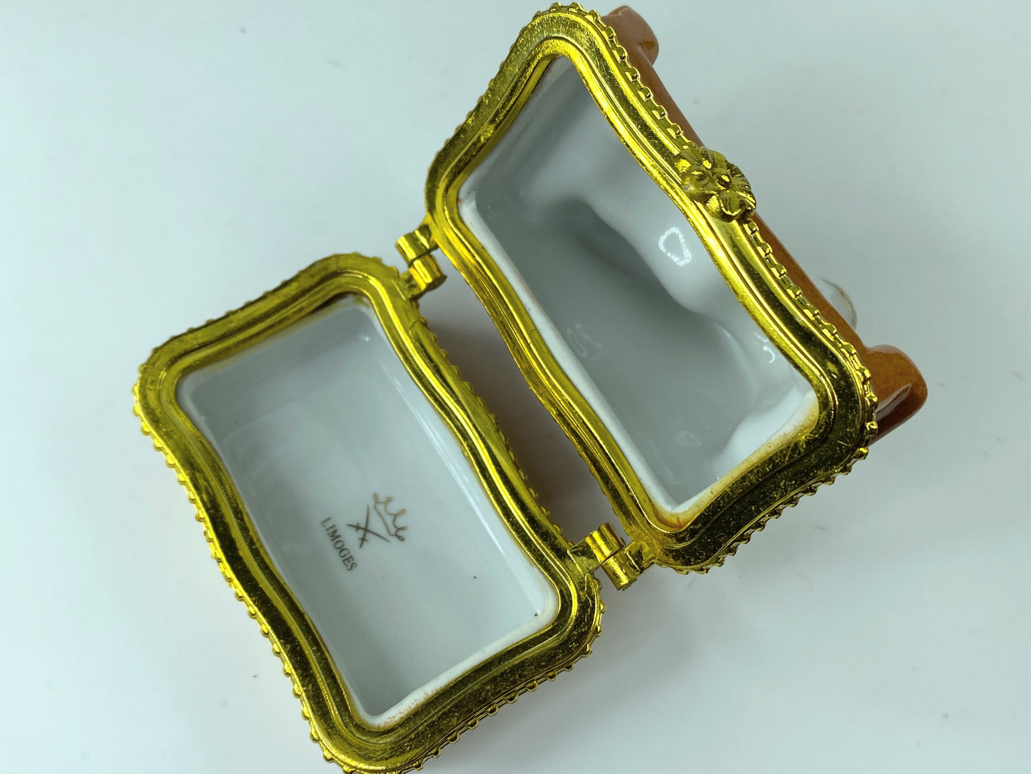 Limoges white Cat on French Sofa Trinket box 2 3/4" x 2.0" x 2 3/4" A285
