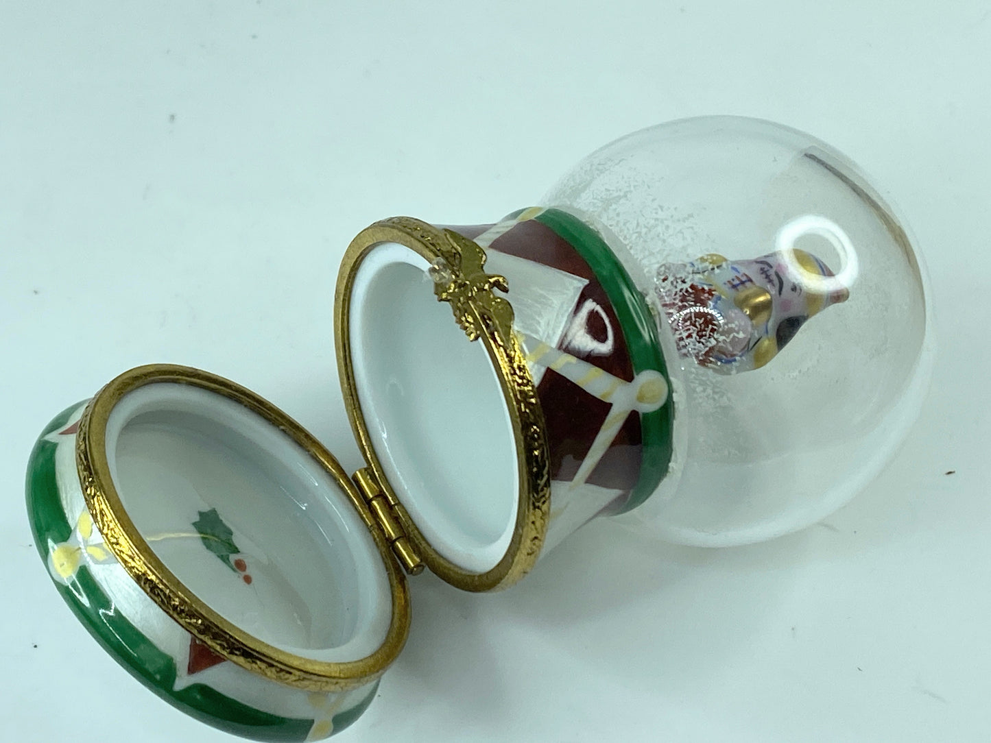 Limoges France Peint main Christmas Glove Trinket box 2 7/8 x 1 3/4" A287