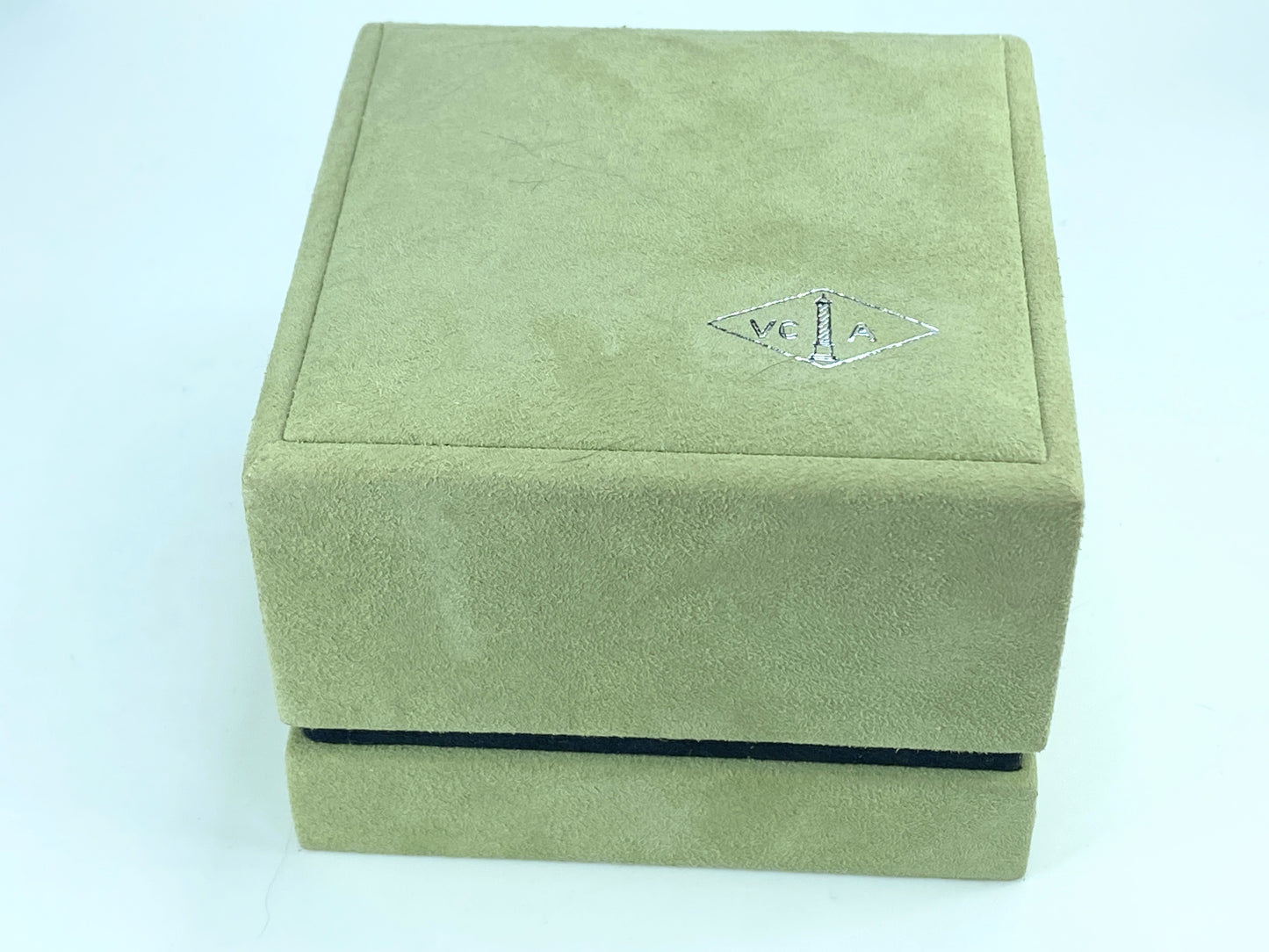 Van Cleef & Arpels Infini Signature Platinum Wedding Bands JR9246