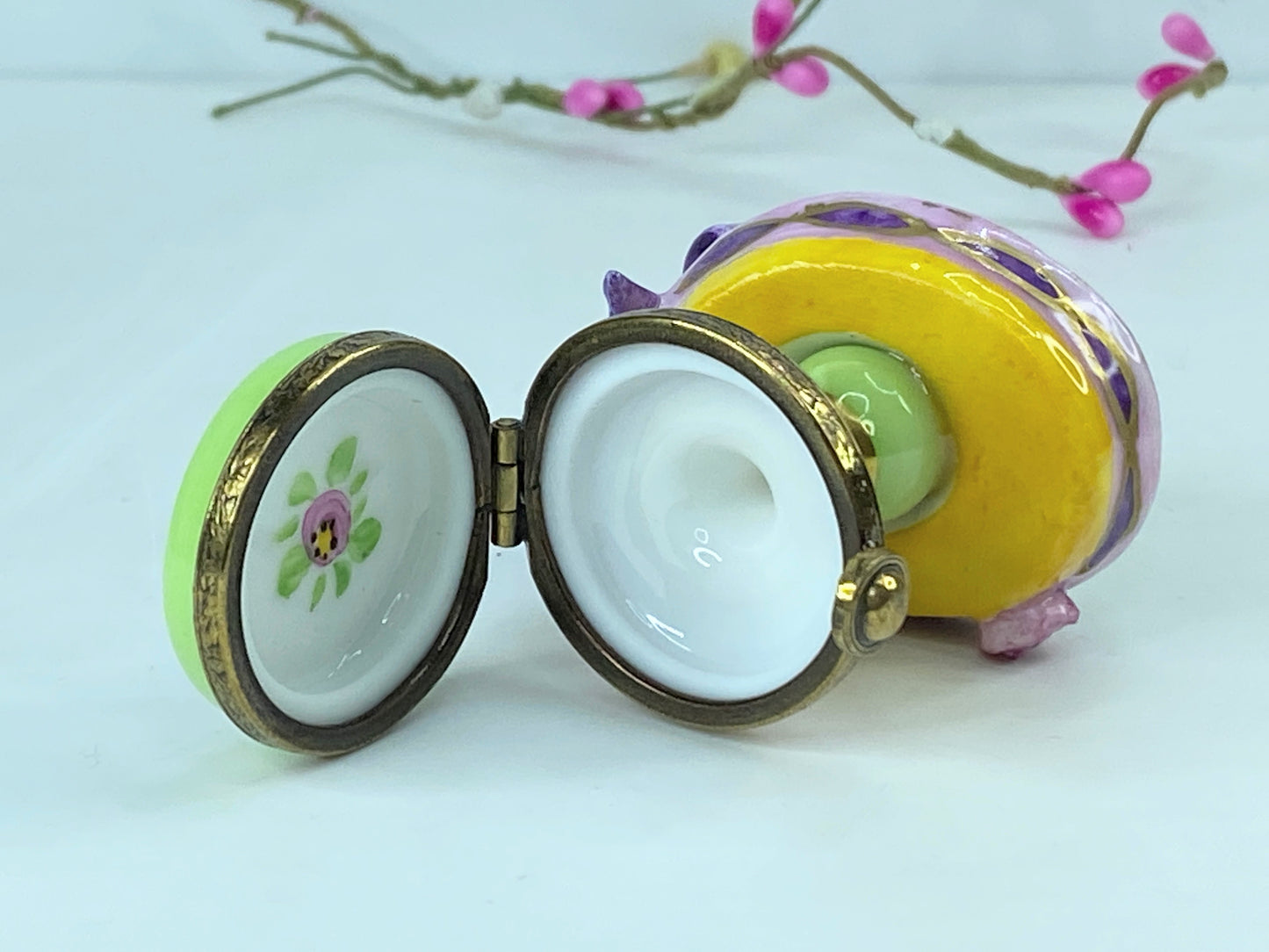 Chamart Elegance in Every Detail: Limoges Hat Holder in multiple colors A541