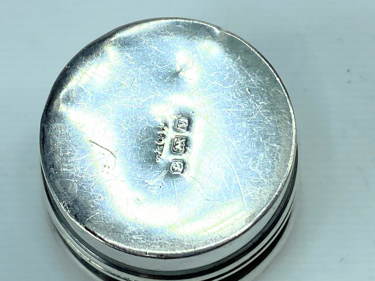 A Charming George V Sterling Silver Pill Box 1 1/8" 8.8g SS56
