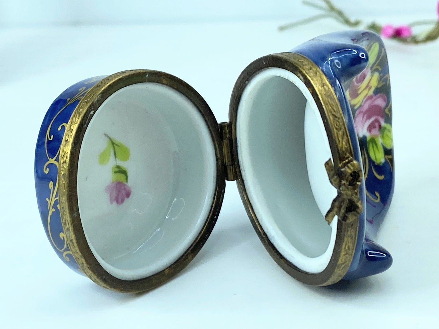 Signed G.R Hand-Painted Ceramic Limoges Blue Chair trinket box A554