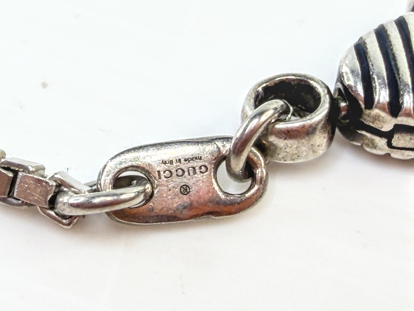 Vintage Gucci Sterling Silver Engraved V Pendant Necklace w/pouch 17.5" JR1644