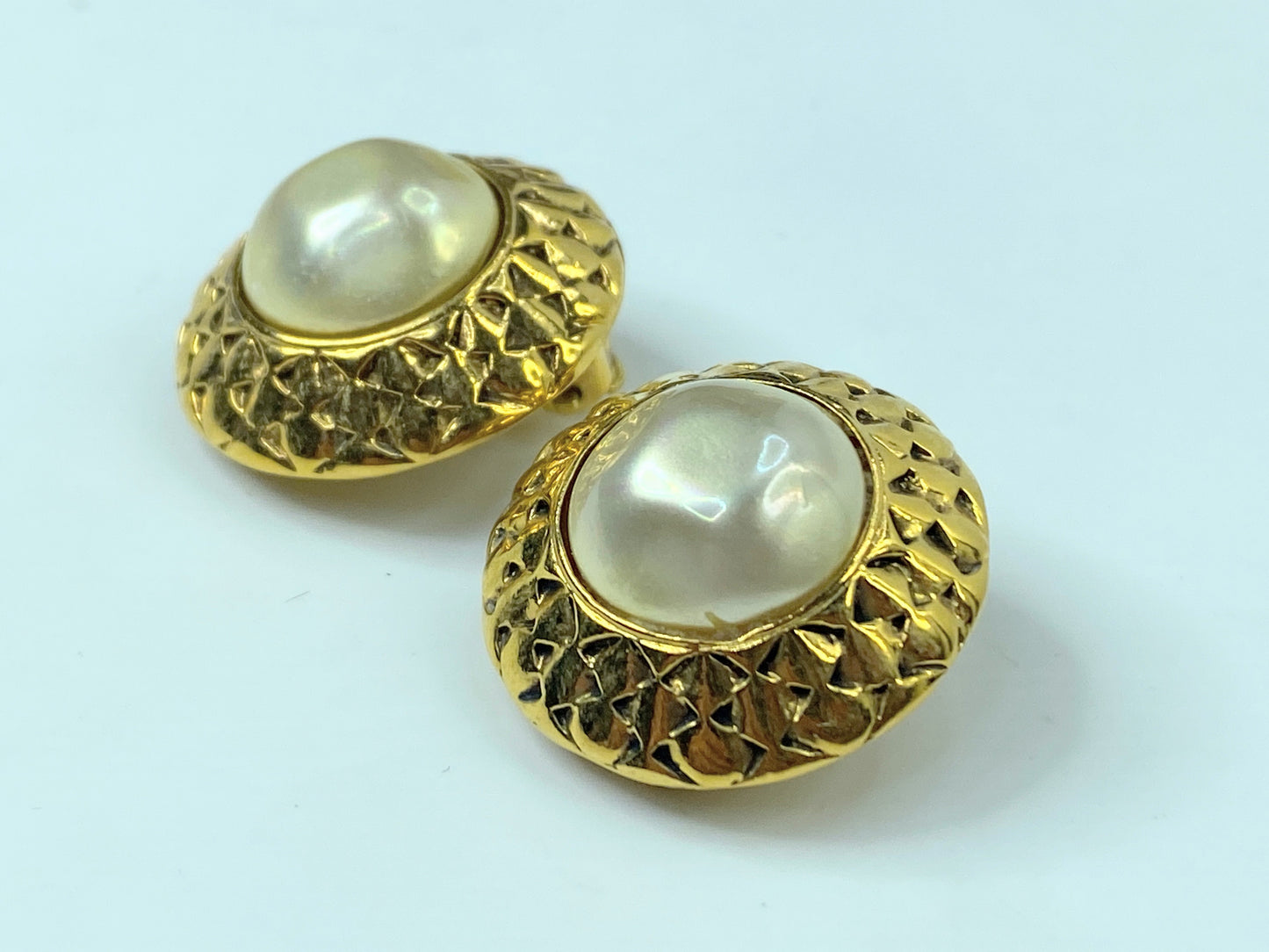 Authentic c1970's Chanel Mabe Pearl Earrings Gold Plated Round Clip-On GS431
