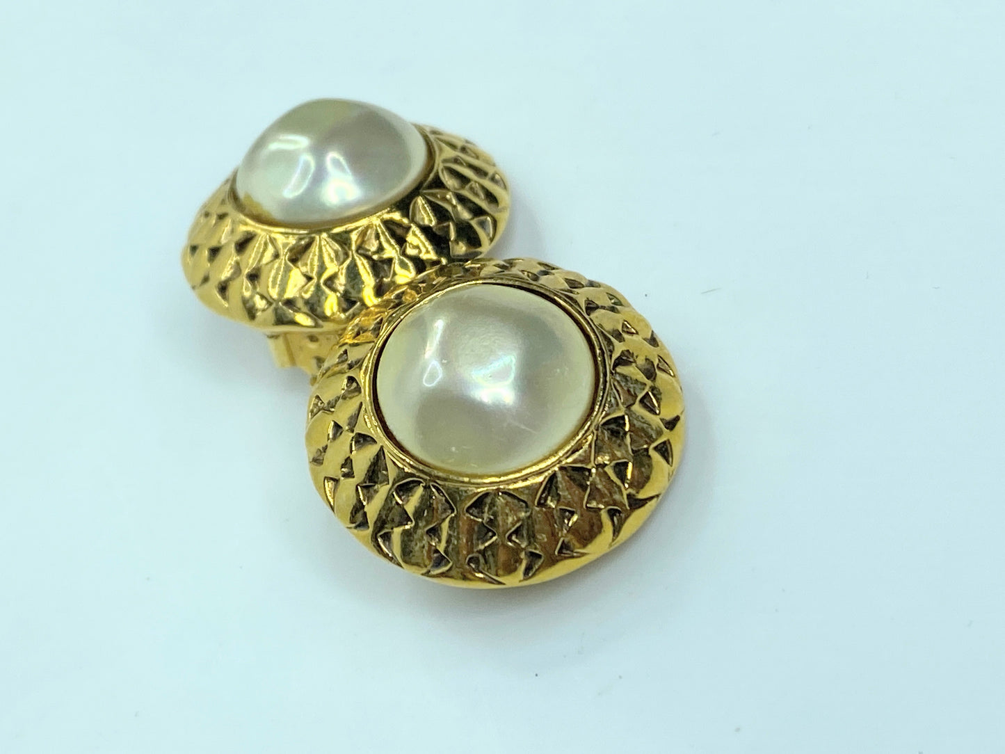 Authentic c1970's Chanel Mabe Pearl Earrings Gold Plated Round Clip-On GS431