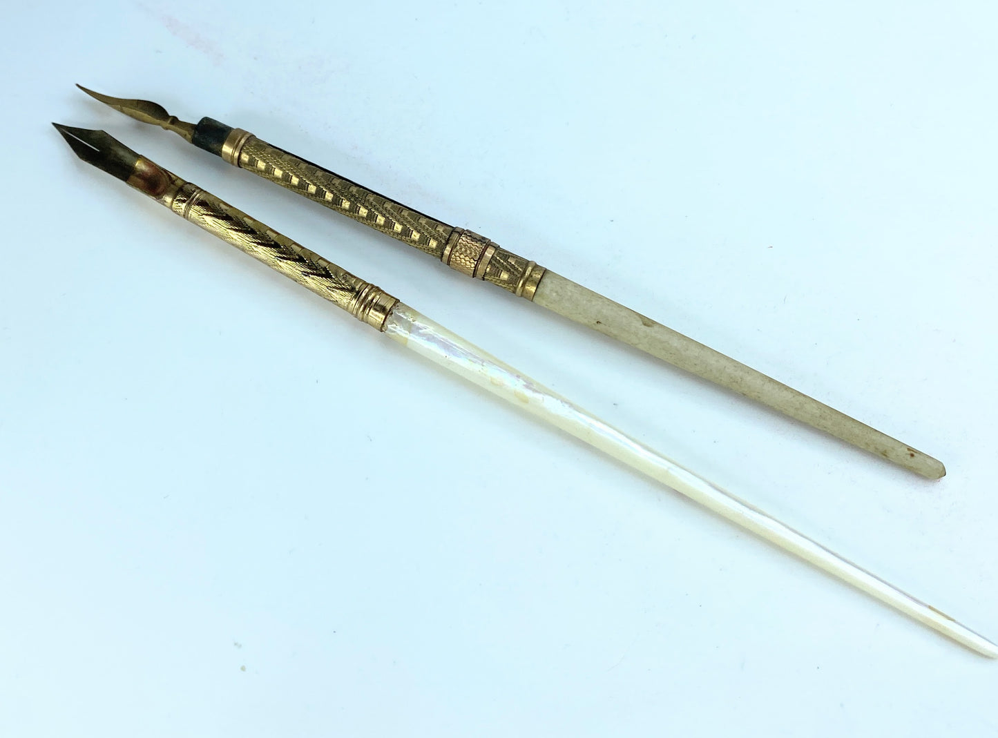 Victorian dip pens with MOP and bone shaft, original box A175