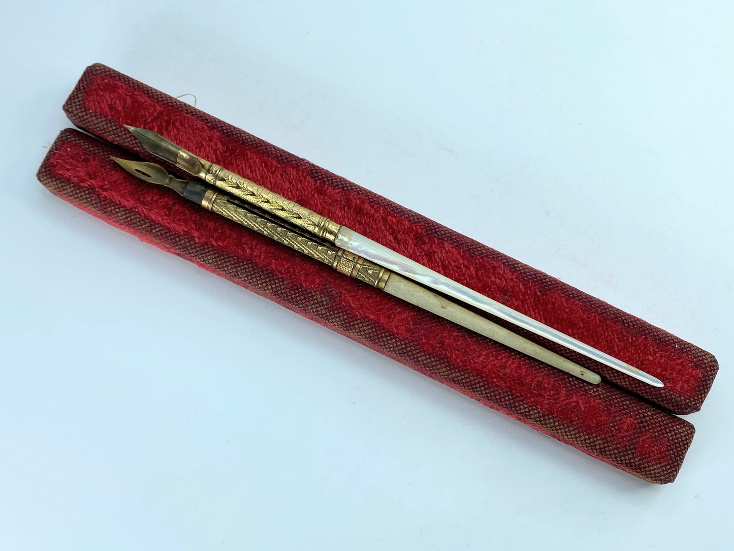 Victorian dip pens with MOP and bone shaft, original box A175