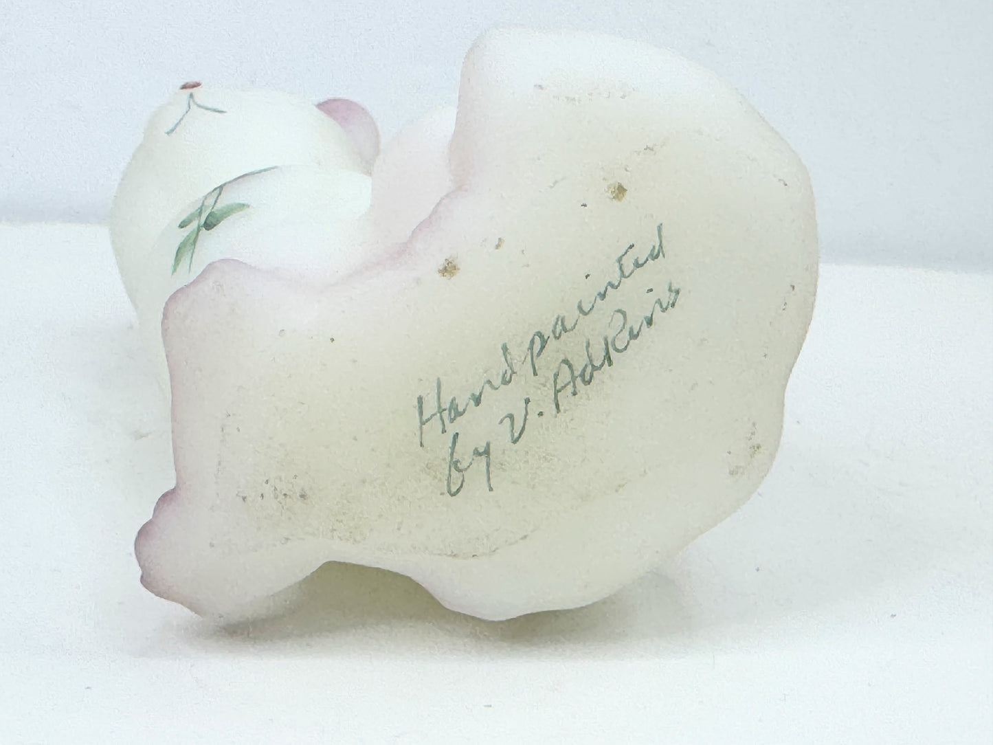 Signed Fenton white satin Rose flowers hand painted kitty by V Atkins A489