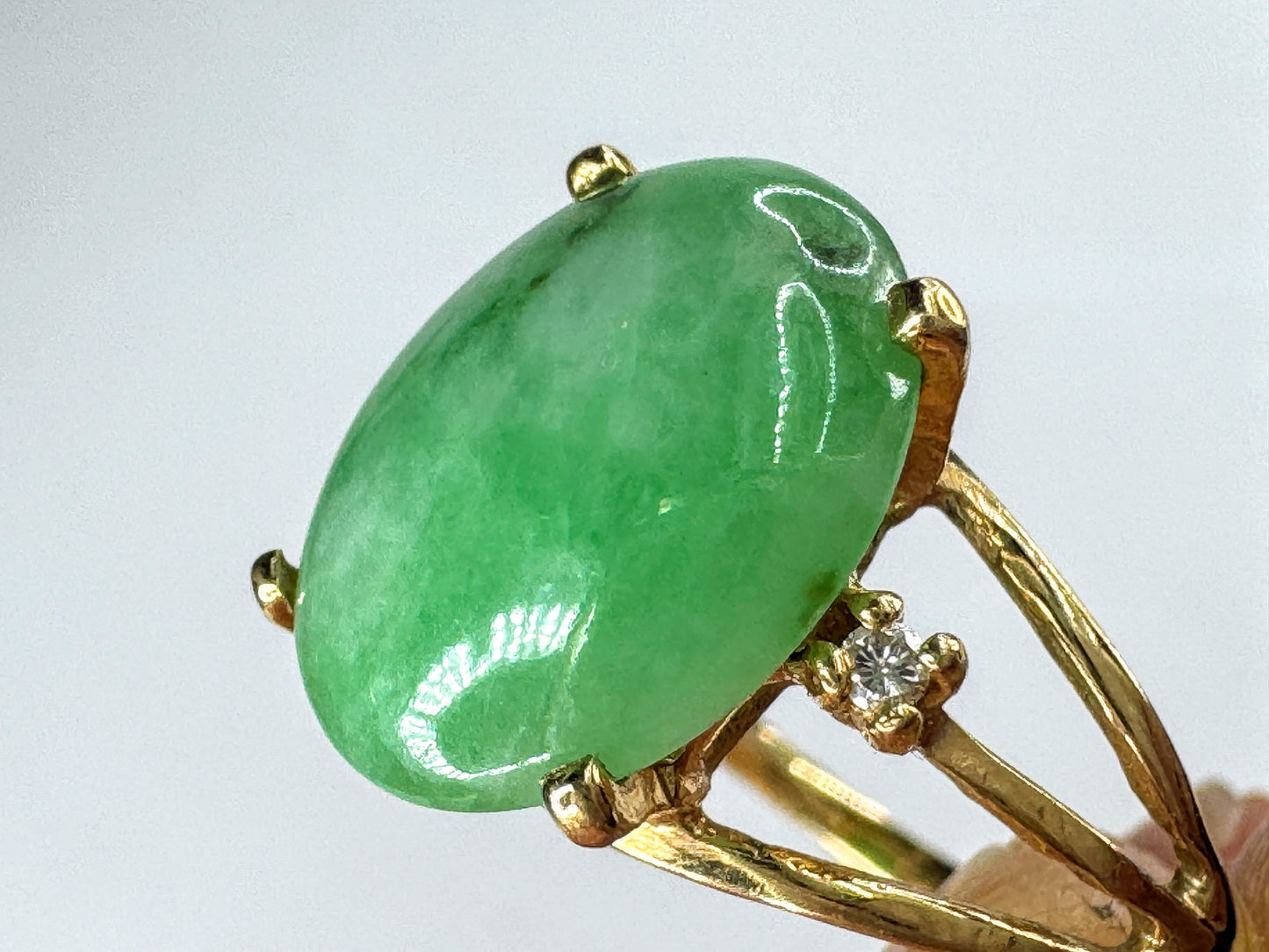Vintage 14K yellow Gold Green Jadeite Diamond Accent Ring 3.2g s7.5 JR1854
