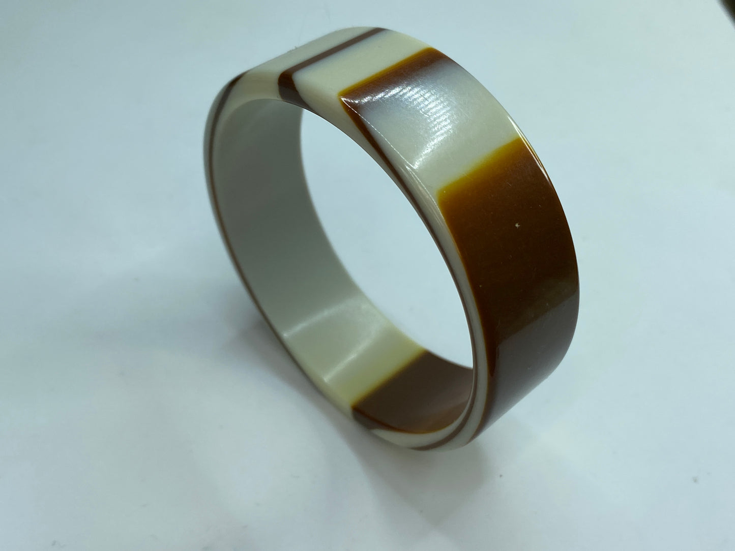 Lightweight Lucite bracelet white chocolate caramel layered bangle 2 1/2" GS186