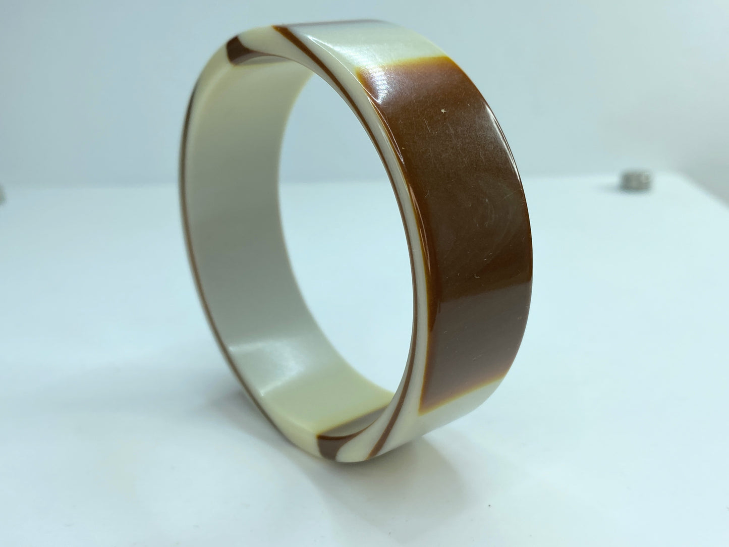 Lightweight Lucite bracelet white chocolate caramel layered bangle 2 1/2" GS186