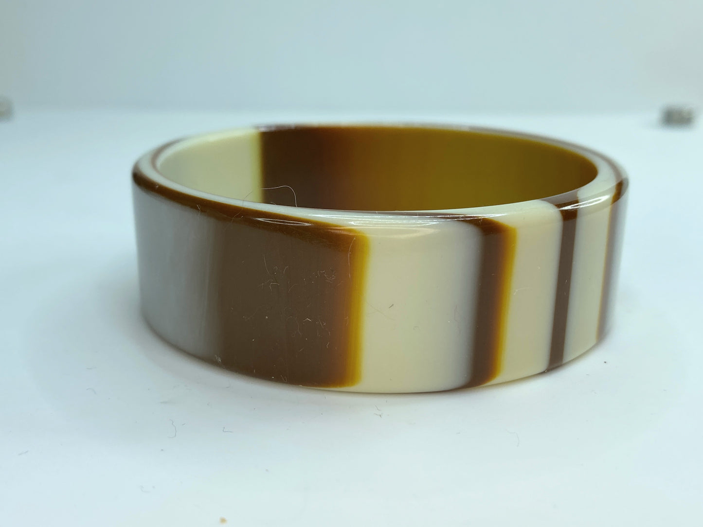 Lightweight Lucite bracelet white chocolate caramel layered bangle 2 1/2" GS186