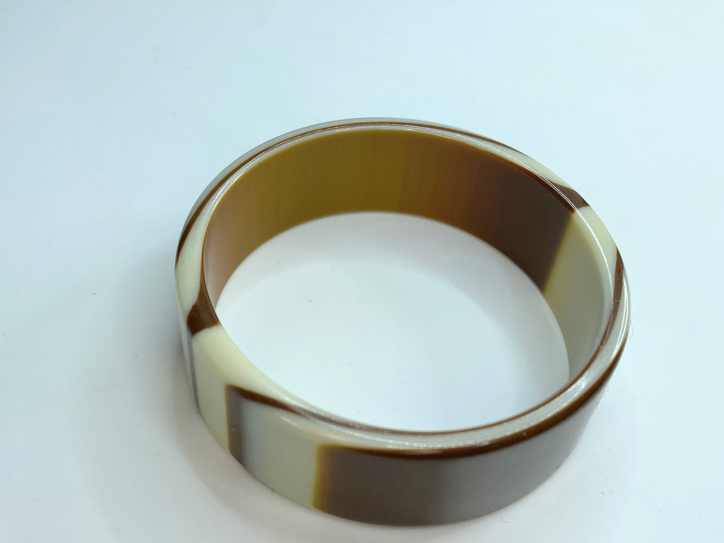 Lightweight Lucite bracelet white chocolate caramel layered bangle 2 1/2" GS186