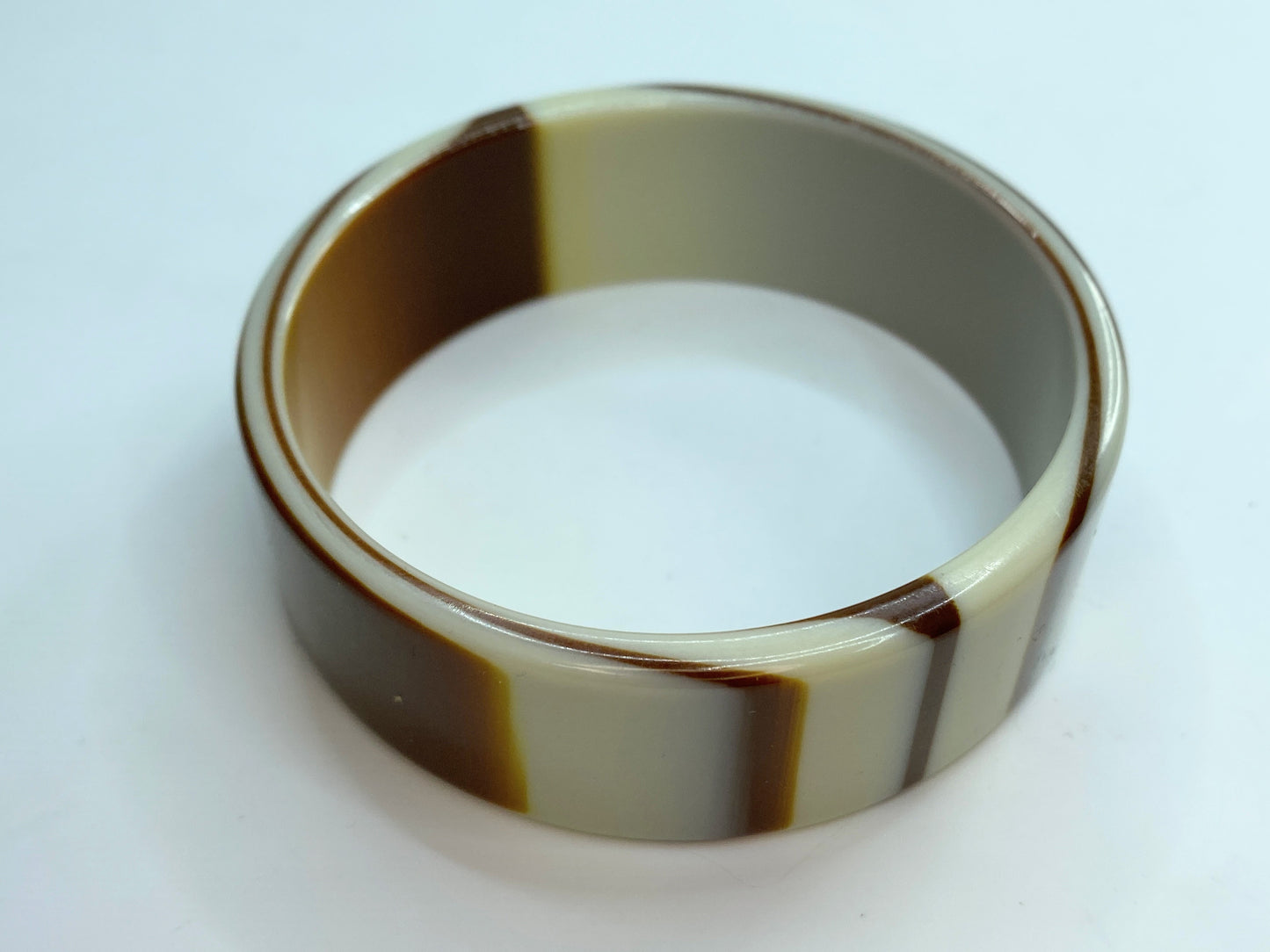 Lightweight Lucite bracelet white chocolate caramel layered bangle 2 1/2" GS186