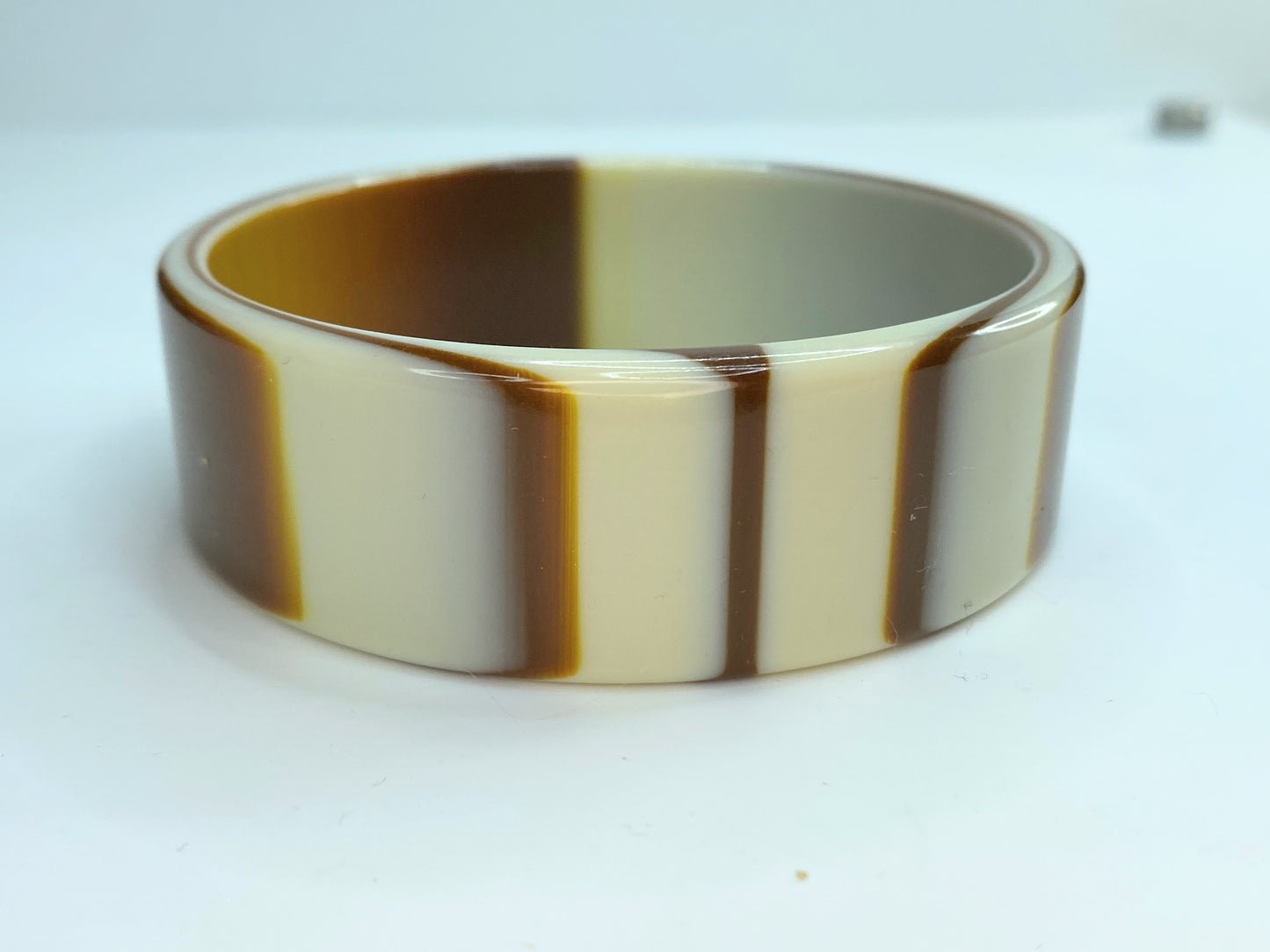 Lightweight Lucite bracelet white chocolate caramel layered bangle 2 1/2" GS186