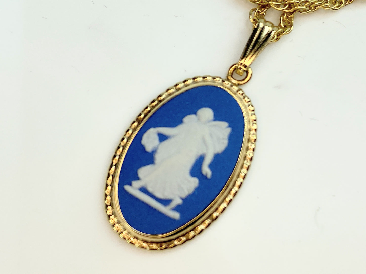 Wedgwood Jasper Gold Pendant Necklace Portland Blue and White rope link GS268