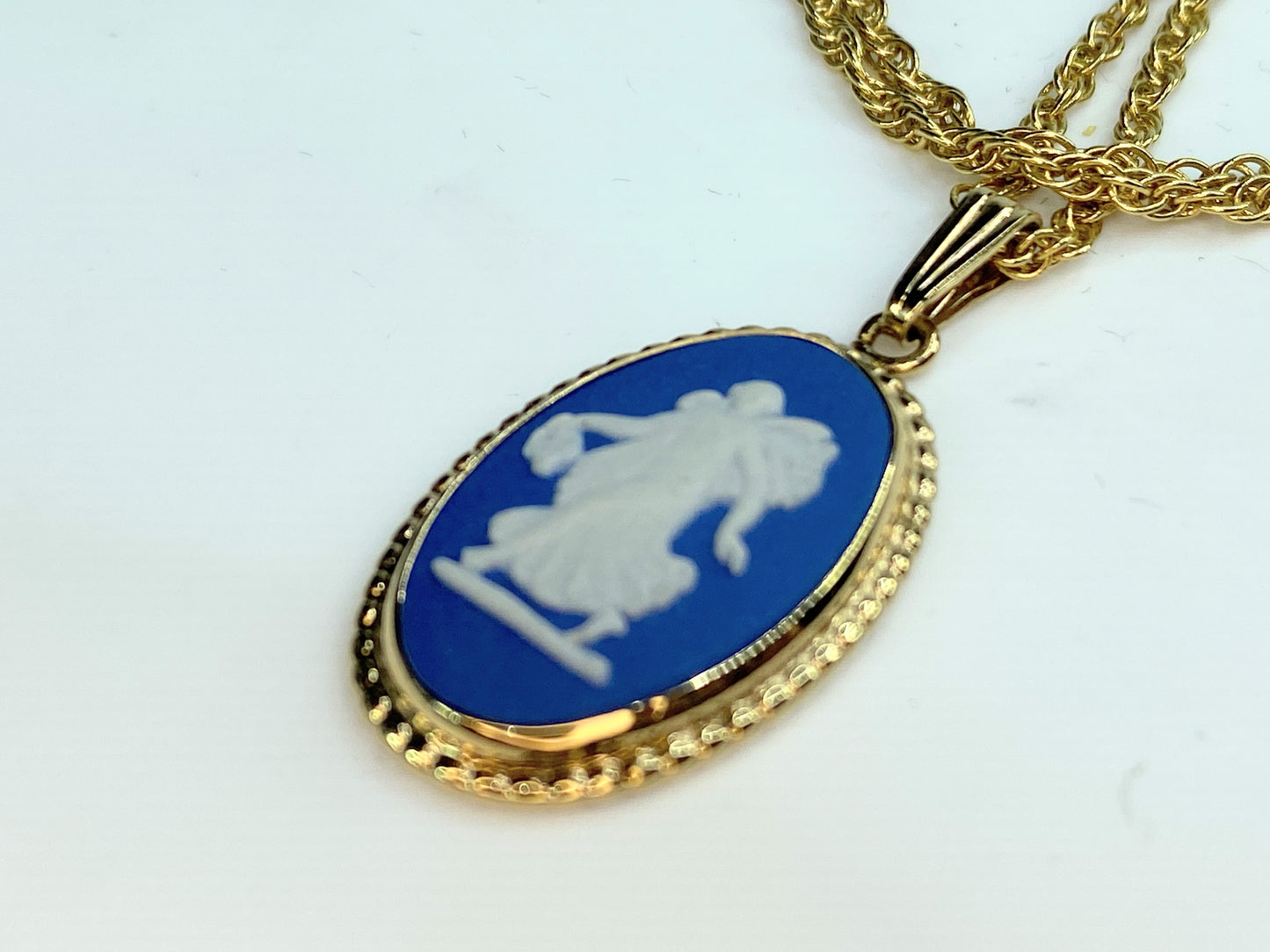 Wedgwood Jasper Gold Pendant Necklace Portland Blue and White rope link GS268