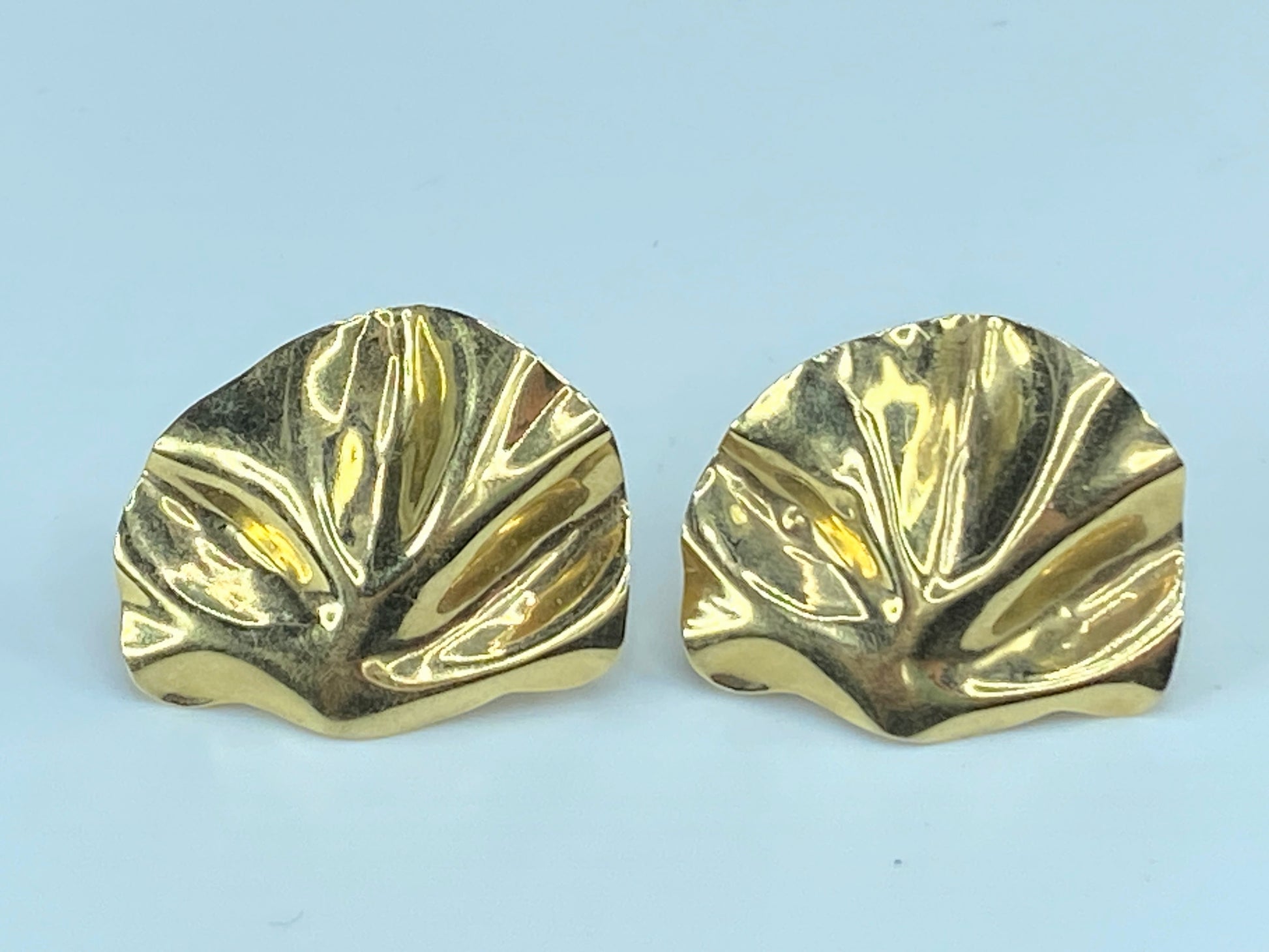 Foliage ripple design gloss surface 14K yellow gold stud earrings 3.6gm