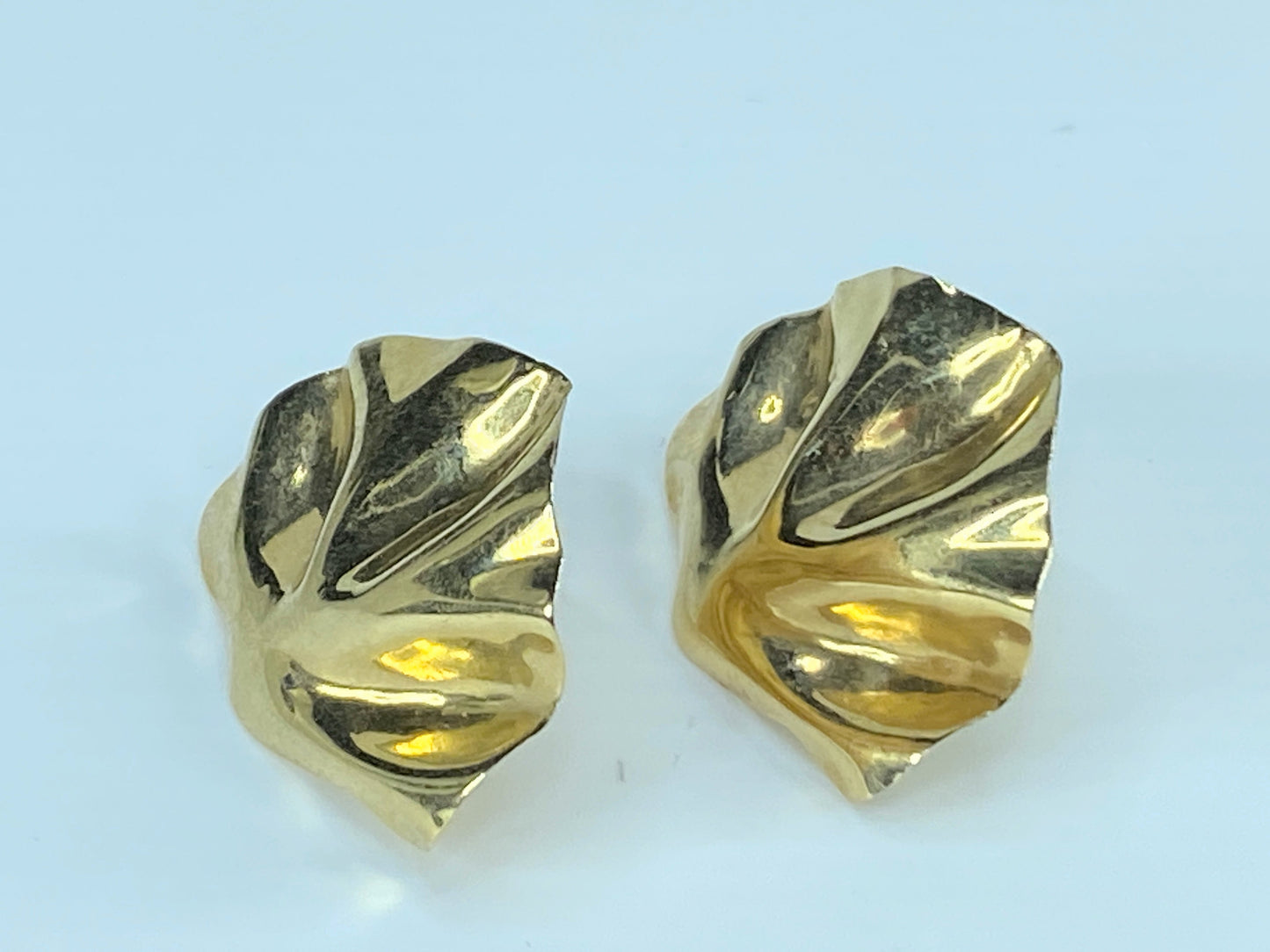 Foliage ripple design gloss surface 14K yellow gold stud earrings 3.6gm