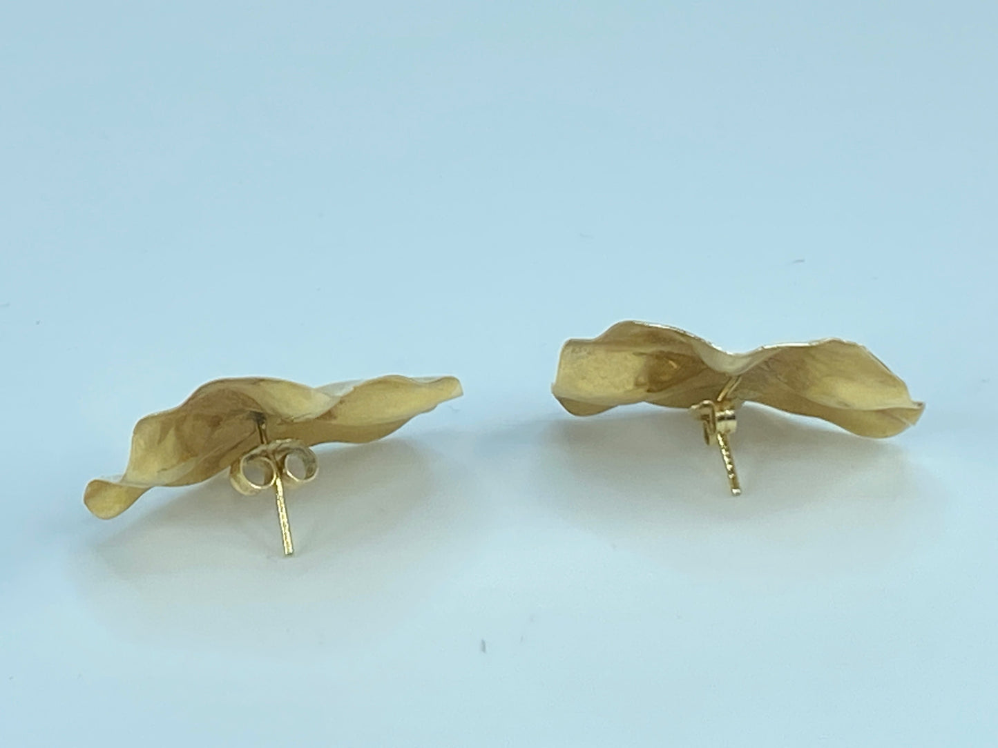 Foliage ripple design gloss surface 14K yellow gold stud earrings 3.6gm