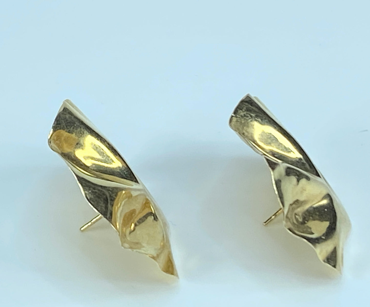 Foliage ripple design gloss surface 14K yellow gold stud earrings 3.6gm