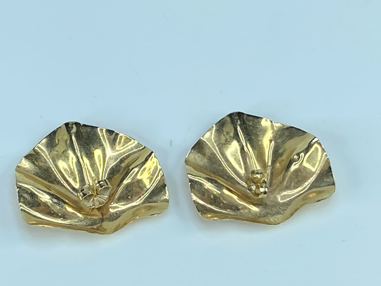 Foliage ripple design gloss surface 14K yellow gold stud earrings 3.6gm