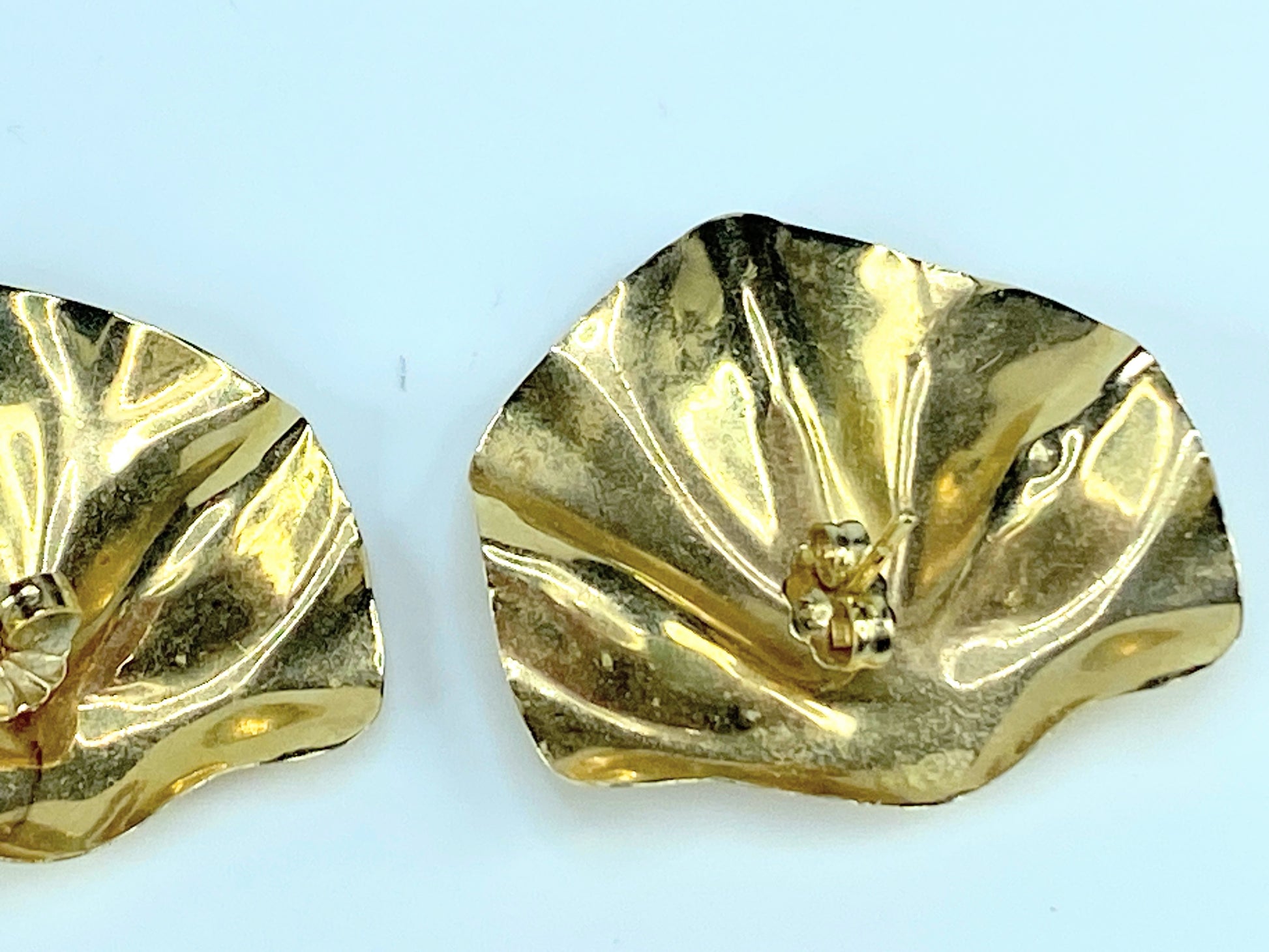 Foliage ripple design gloss surface 14K yellow gold stud earrings 3.6gm