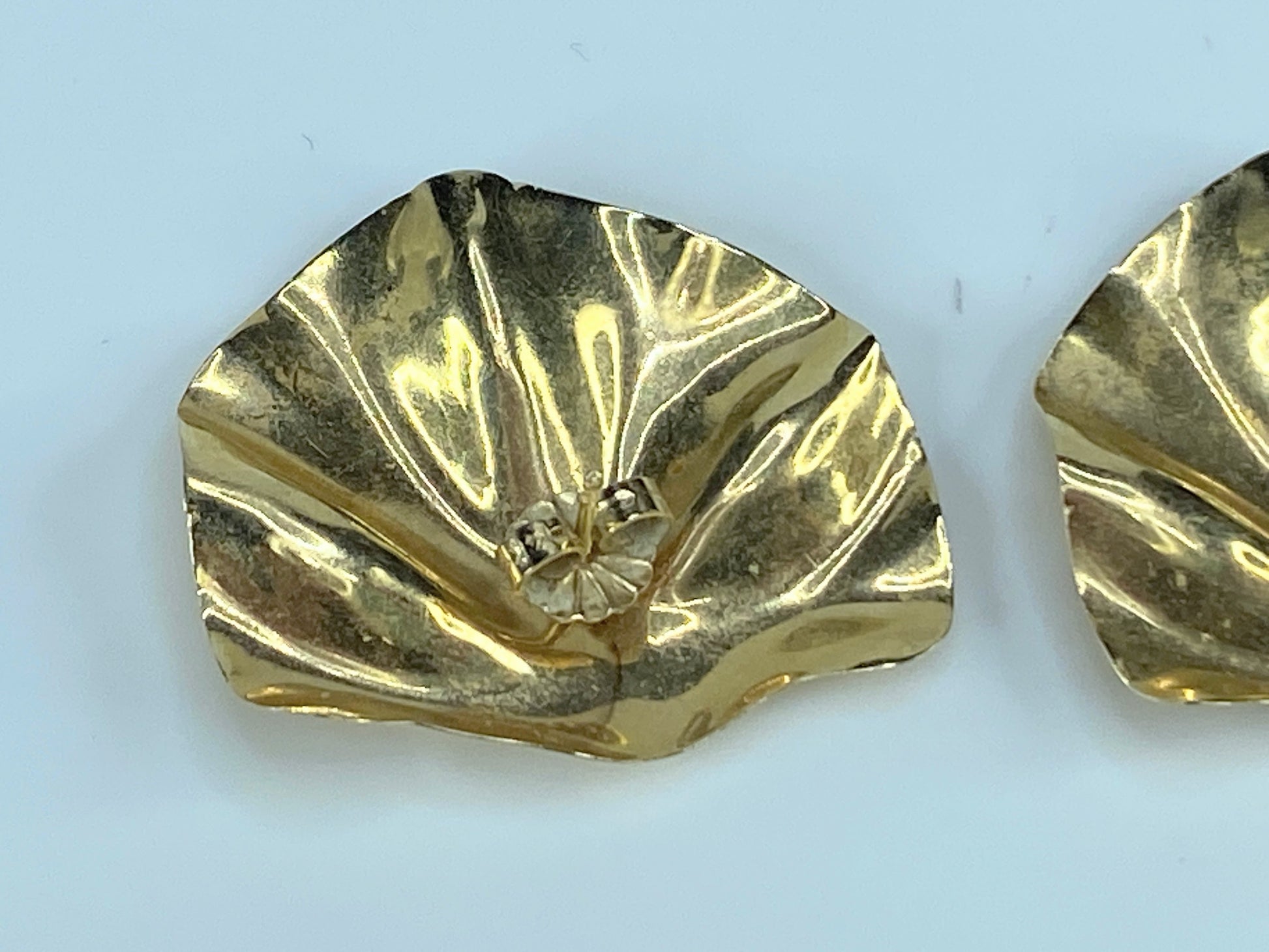 Foliage ripple design gloss surface 14K yellow gold stud earrings 3.6gm