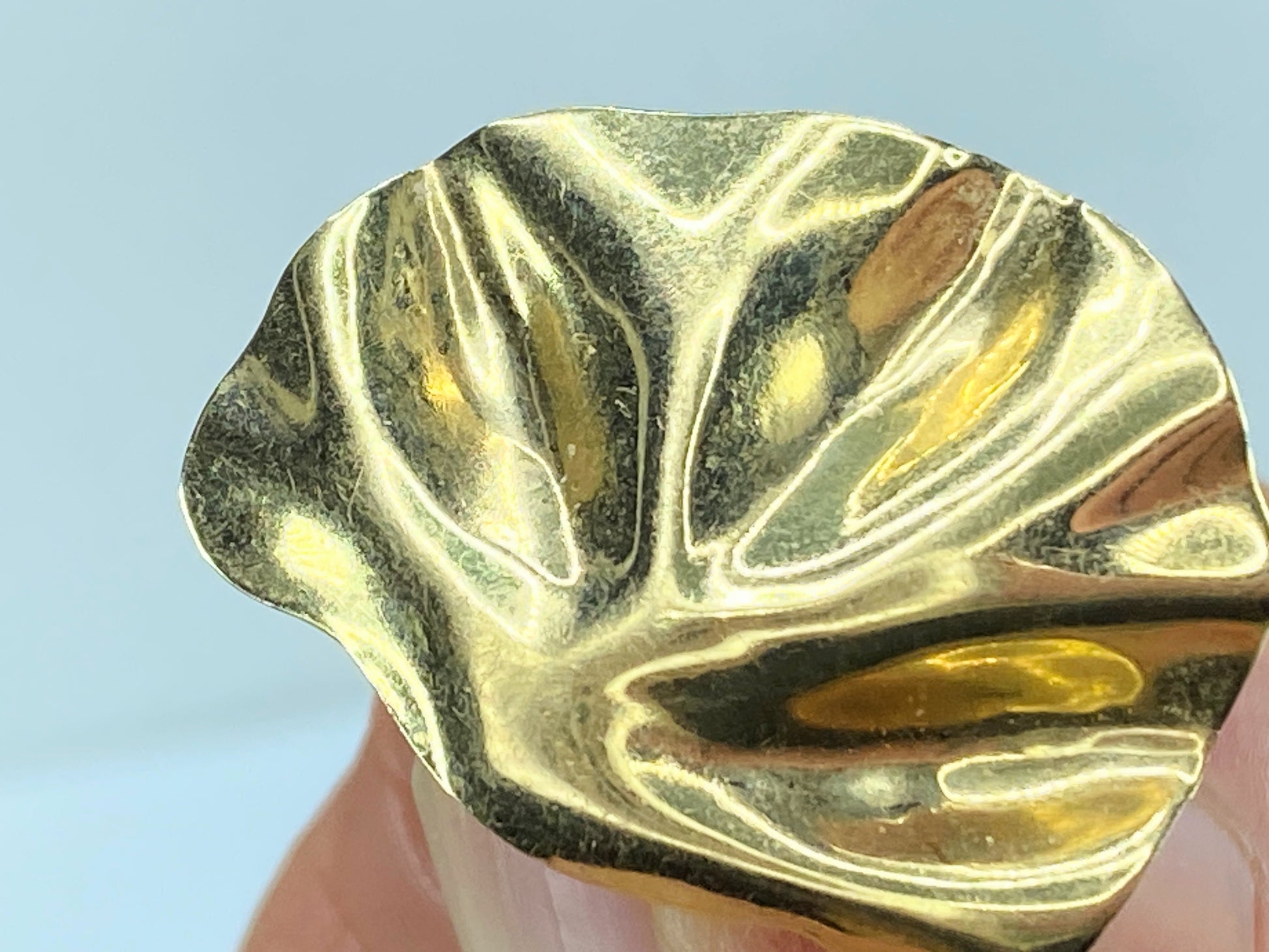 Foliage ripple design gloss surface 14K yellow gold stud earrings 3.6gm