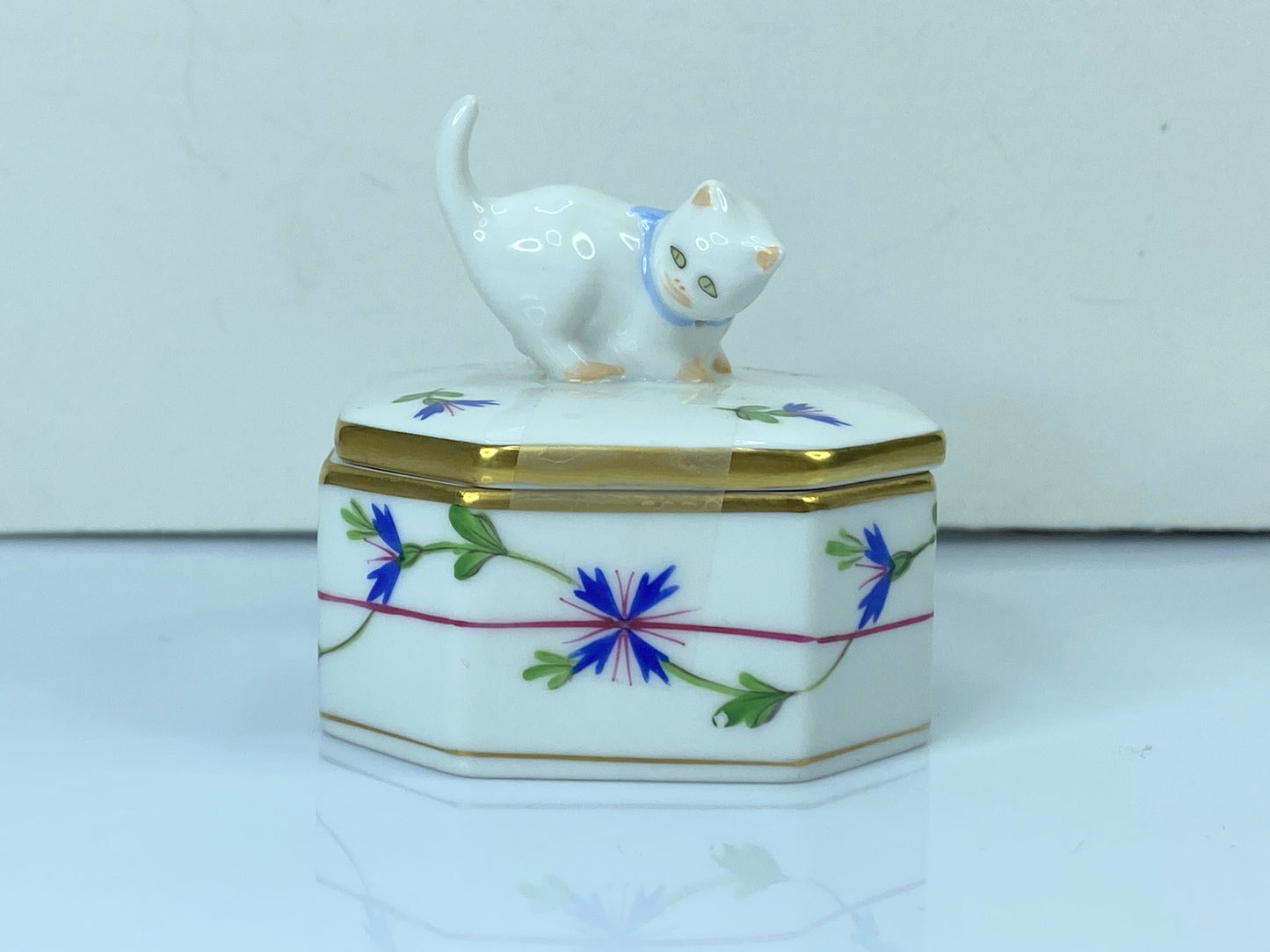 Herend Garland Hand-Painted Octogonal Trinket Box with Cat A232