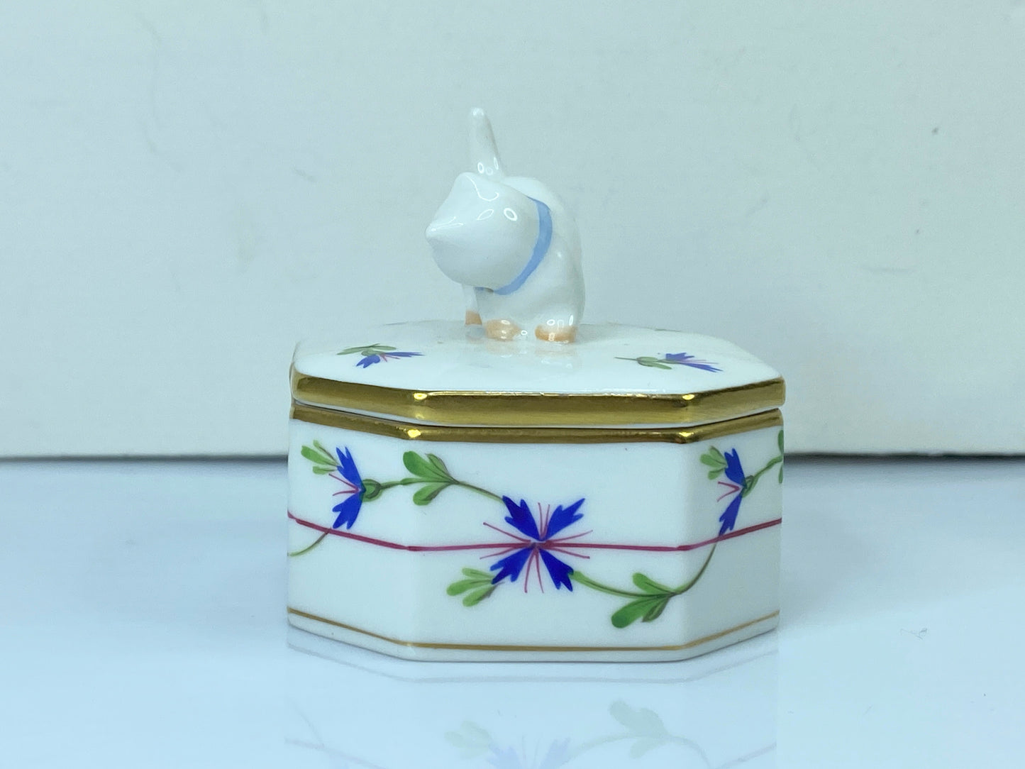 Herend Garland Hand-Painted Octogonal Trinket Box with Cat A232