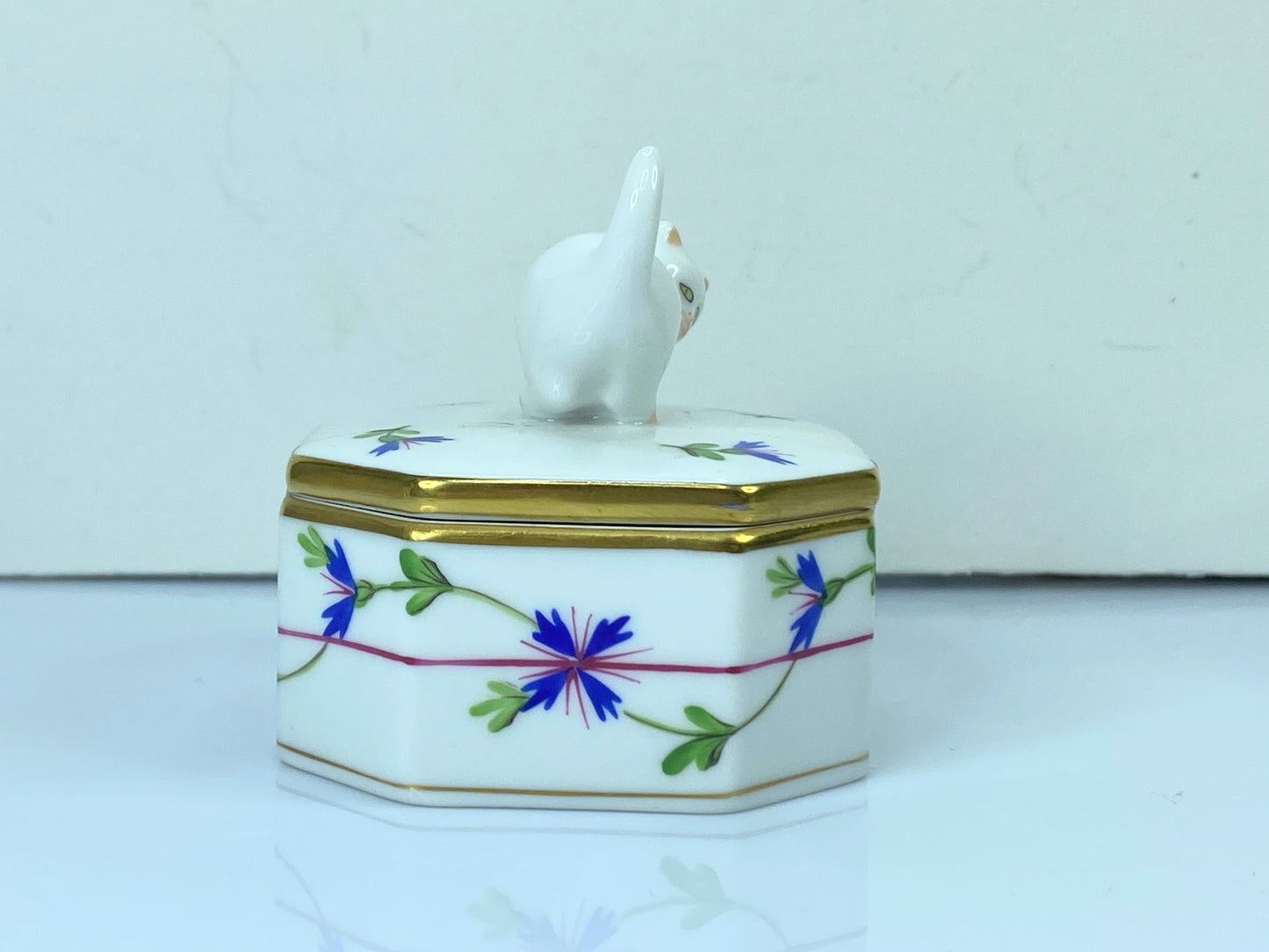 Herend Garland Hand-Painted Octogonal Trinket Box with Cat A232