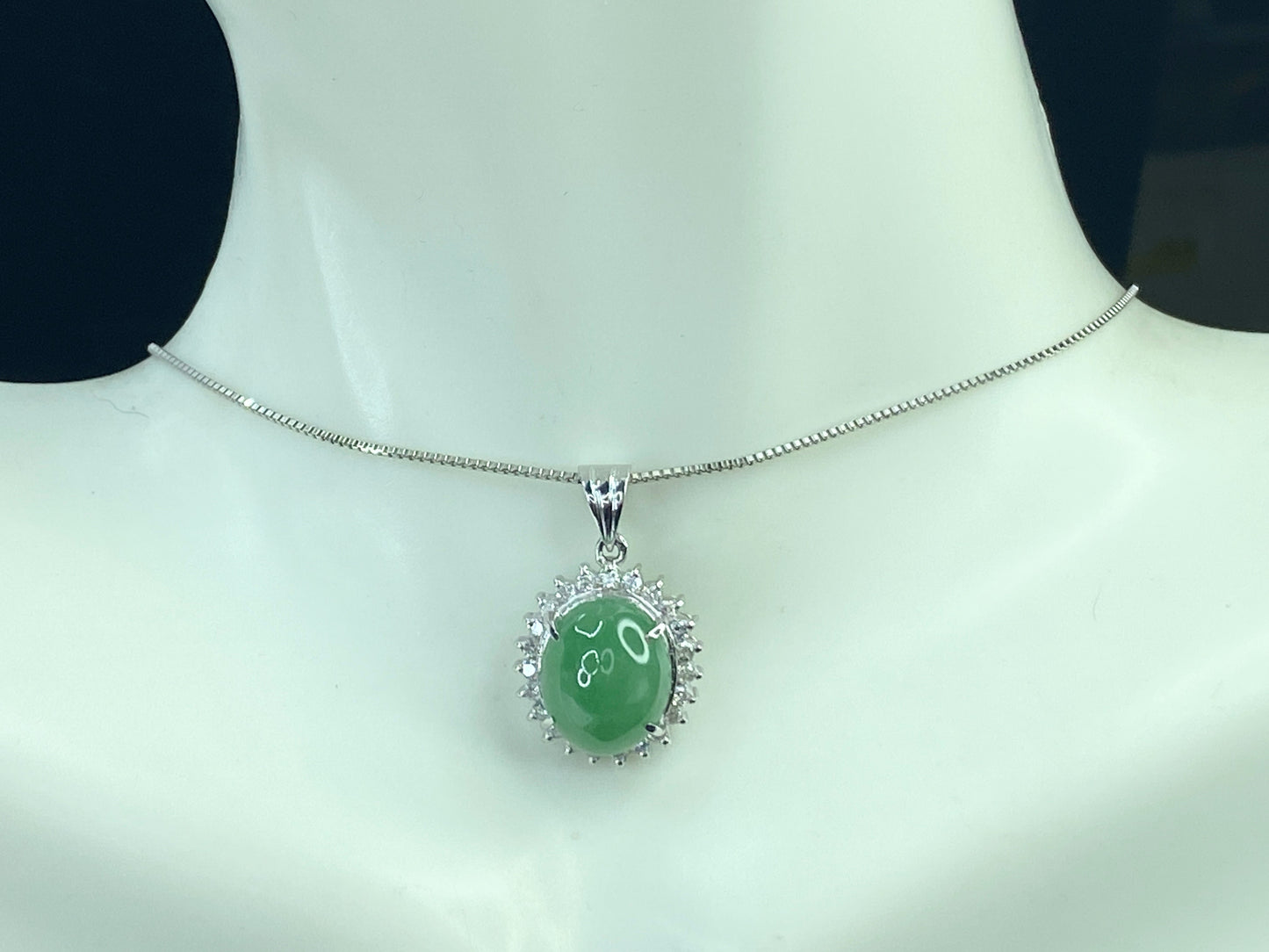 Platinum 3.85ct Jadeite Cabochon Diamond box chain necklace 5.4g JR8900