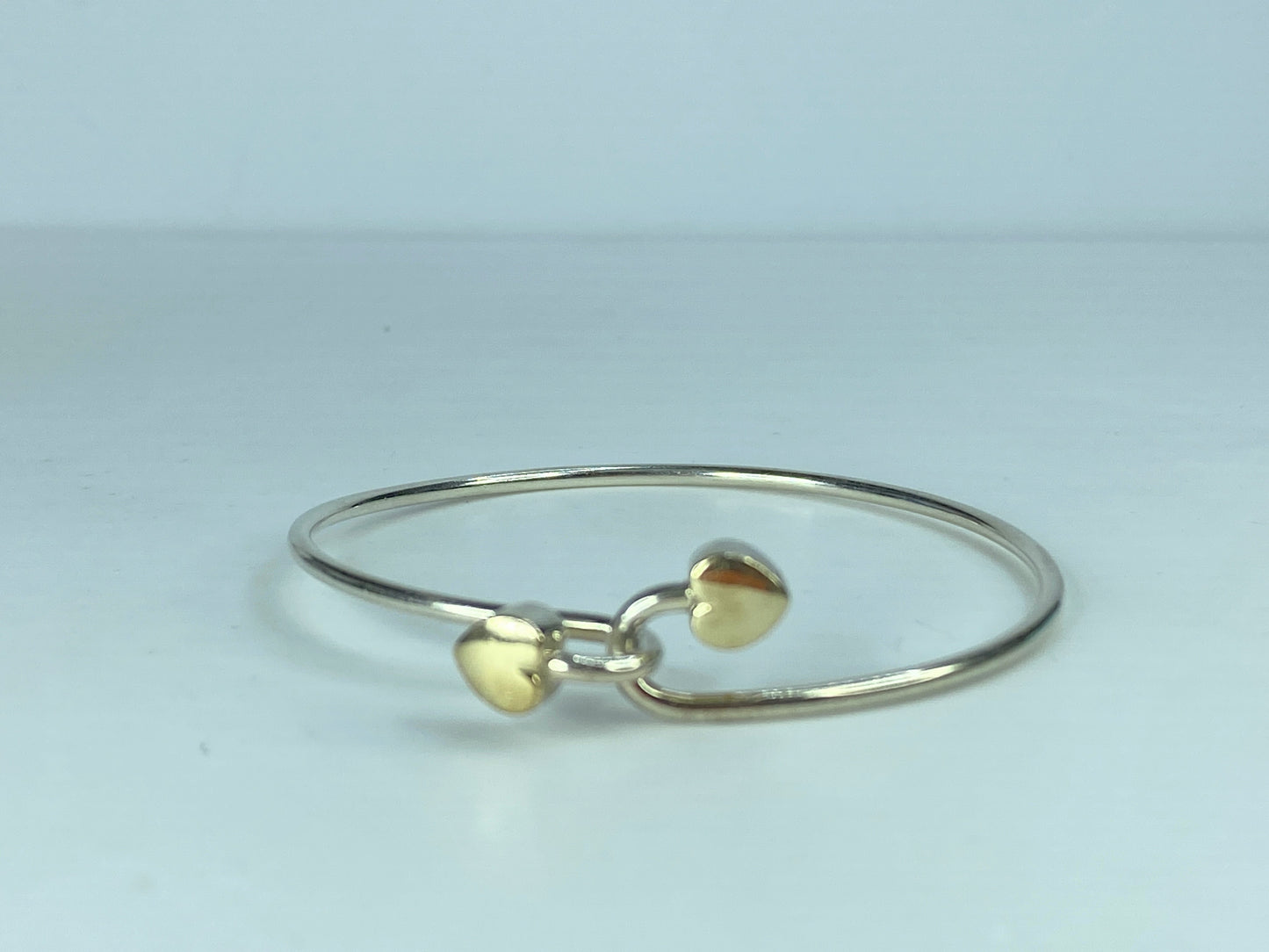 Tiffany 18k Gold and Sterling Silver Hearts Bangle Bracelet 6.5" 8.8g JR628