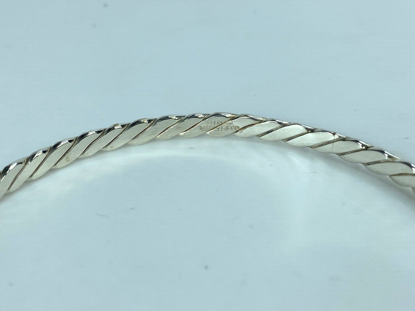 Tiffany & Co. sterling silver 4mm Twisted Knife Edge Bangle Bracelet 8" JR629