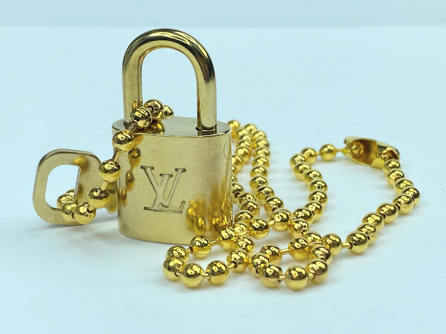 Authentic Louis Vuitton Gold Brass Lock and matching Key Set Generic chain GS189