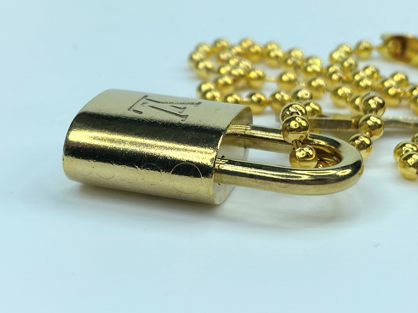 Authentic Louis Vuitton Gold Brass Lock and matching Key Set Generic chain GS189