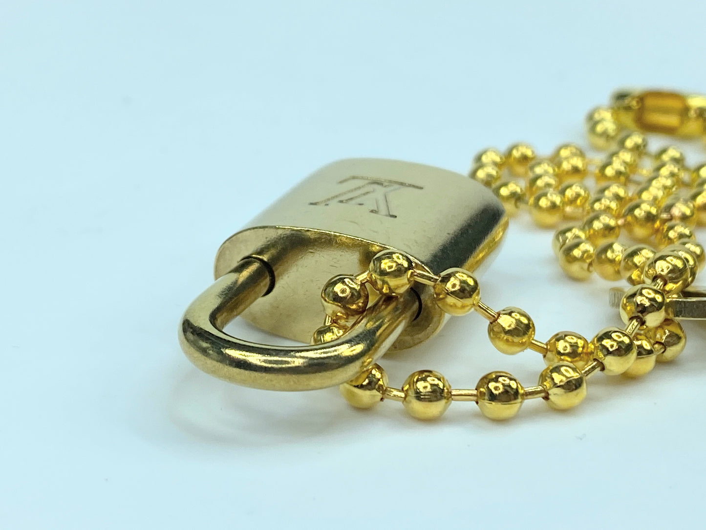 Authentic Louis Vuitton Gold Brass Lock and matching Key Set Generic chain GS189