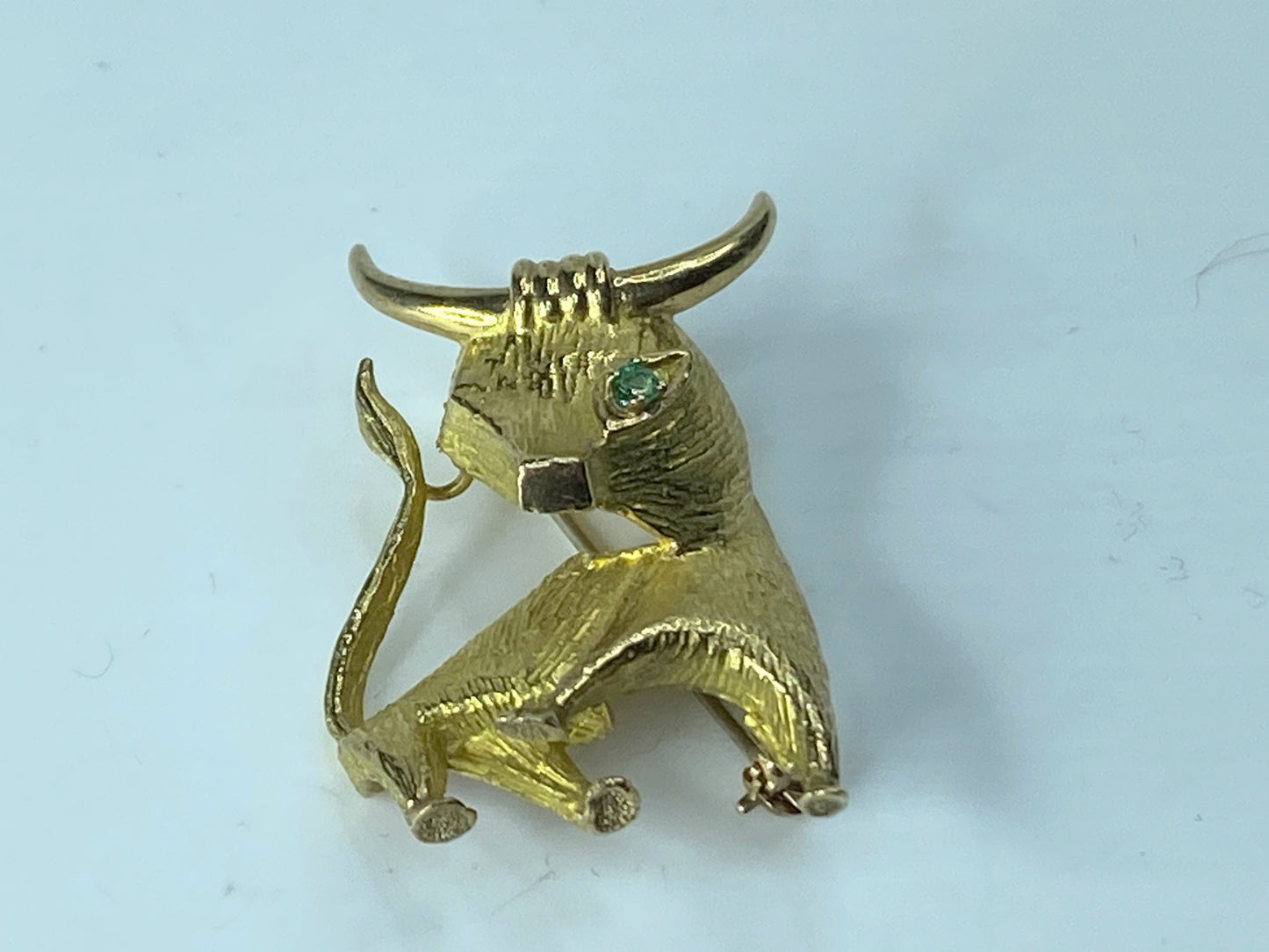 Dan Frere 14K gold textured Satin Bull Emerald eye brooch 9.2g JR161