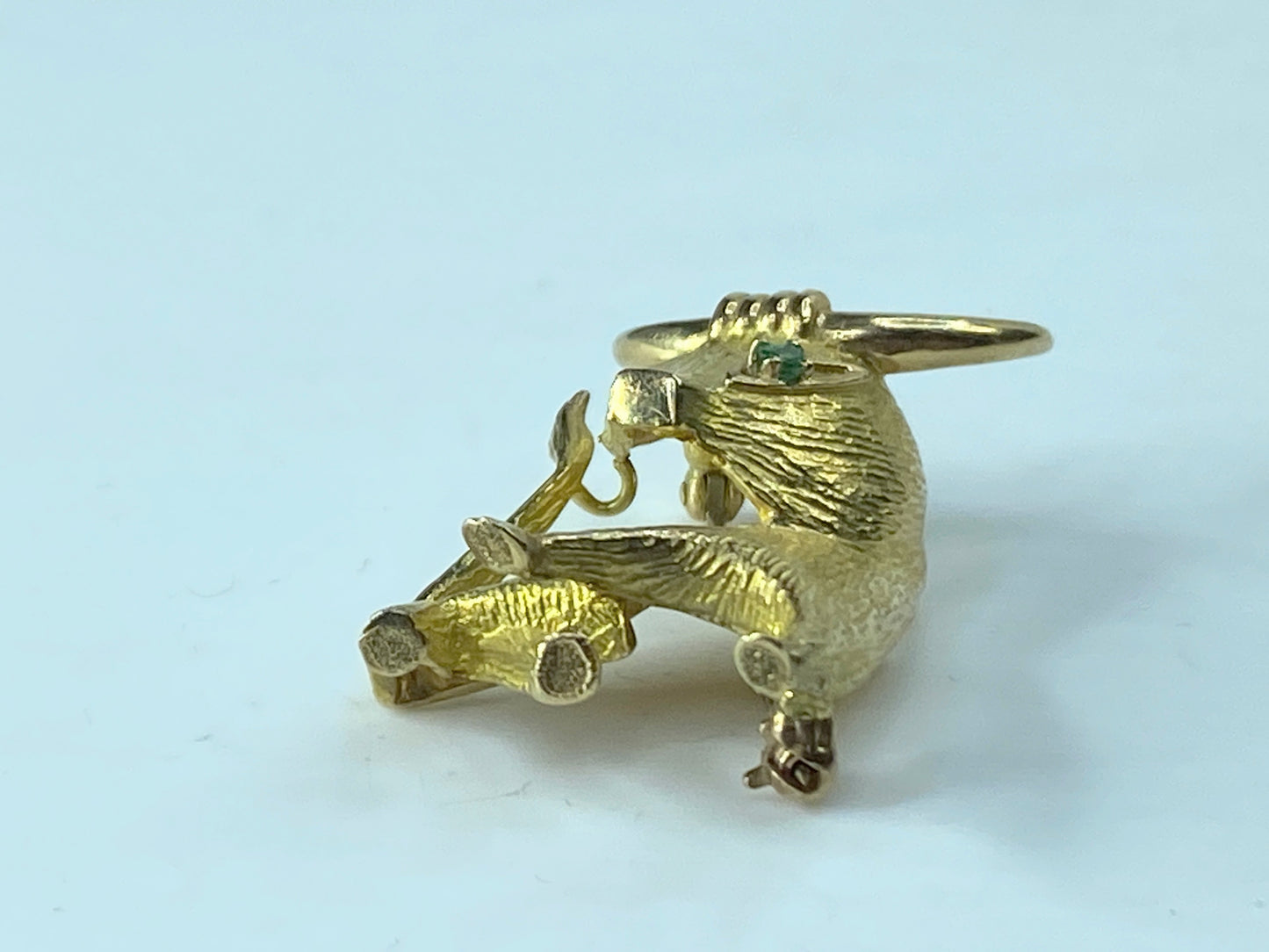 Dan Frere 14K gold textured Satin Bull Emerald eye brooch 9.2g JR161