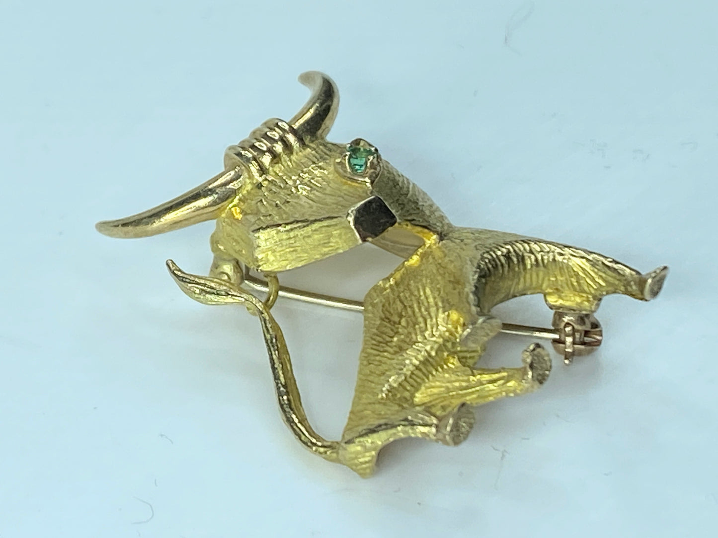 Dan Frere 14K gold textured Satin Bull Emerald eye brooch 9.2g JR161